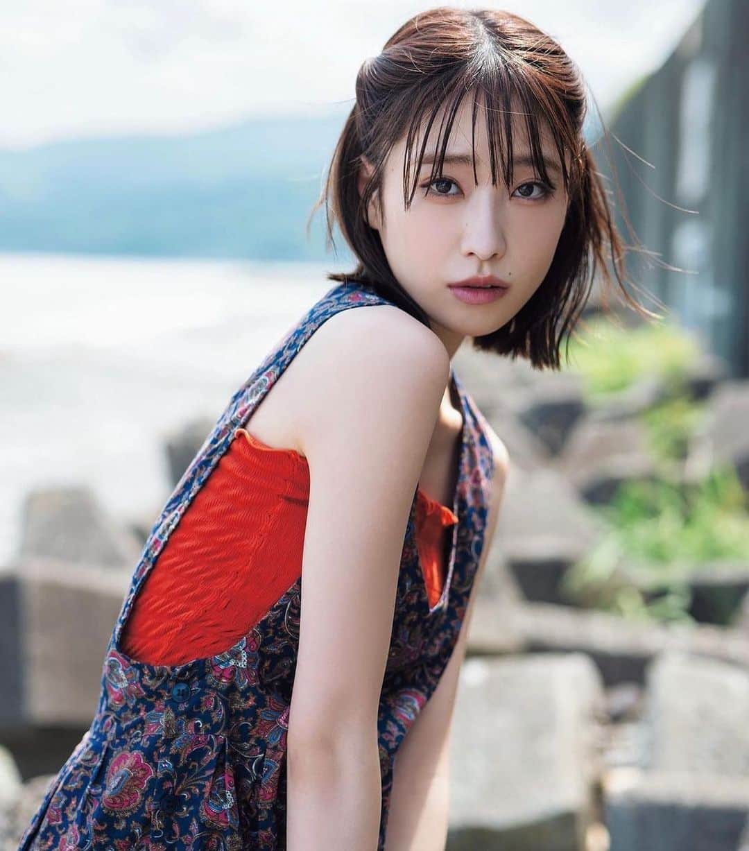 髙橋ひかるのインスタグラム：「. blt graph. vol.93 Amazon限定版表紙や、ポストカード付きのものもあります💭 webでチェックしてみてください😧🫶 炎天下の中だけど楽しい撮影でした☀️」