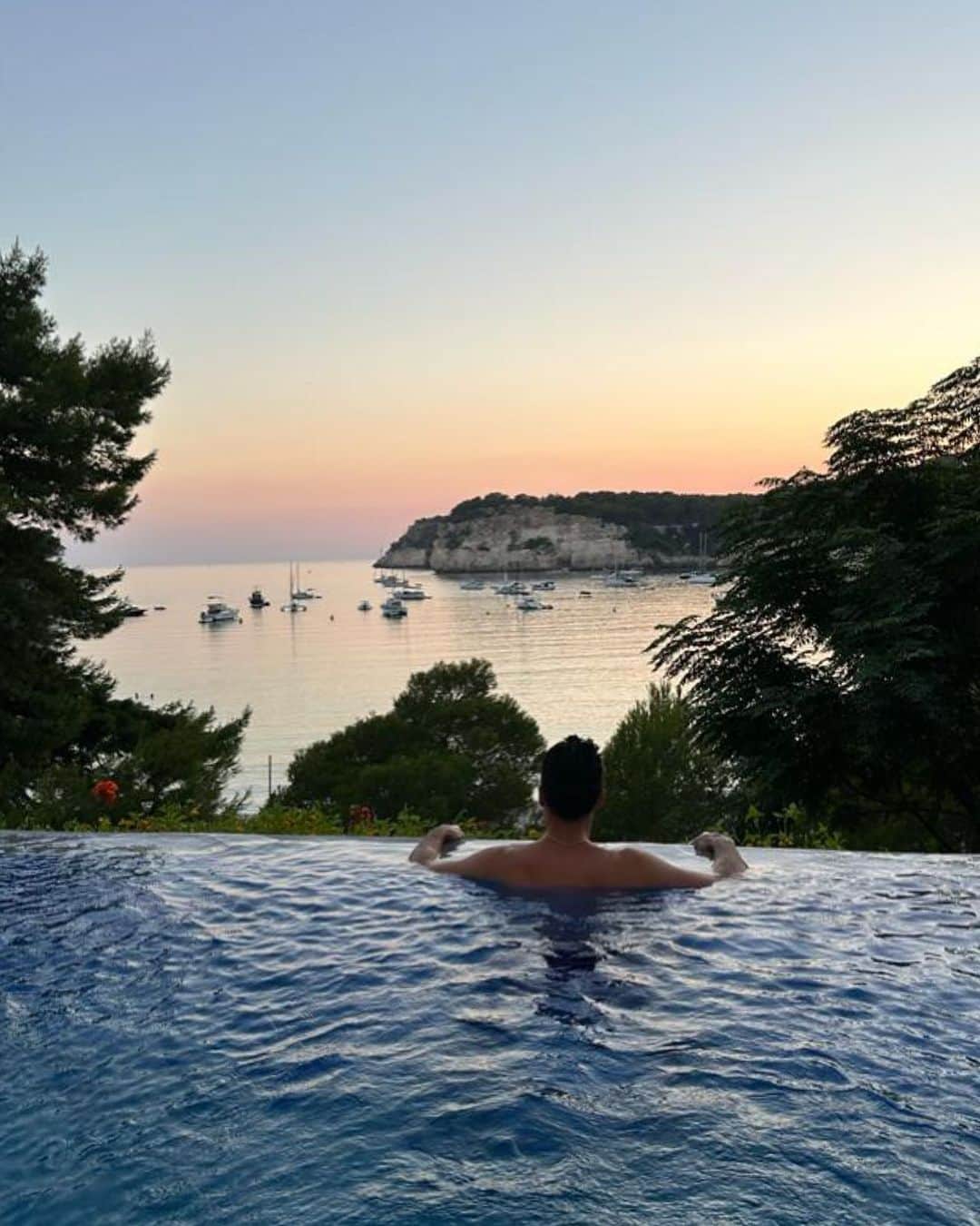 ロベルト・バウティスタ・アグートのインスタグラム：「Tras un verano complicado y con la recuperación ya encarrilada, hemos disfrutado de un break en familia para recargar energías de cara a la Copa Davis @daviscup   Gracias @meliacalagaldana por estos días, nos llevamos recuerdos que no olvidaremos nunca  Con la de años que llevo viajando por todo el mundo… ¡qué maravilla de lugares tenemos en España por descubrir y disfrutar! Nos vamos enamorados de Menorca 🌅  #RobertoBautistaAgut」