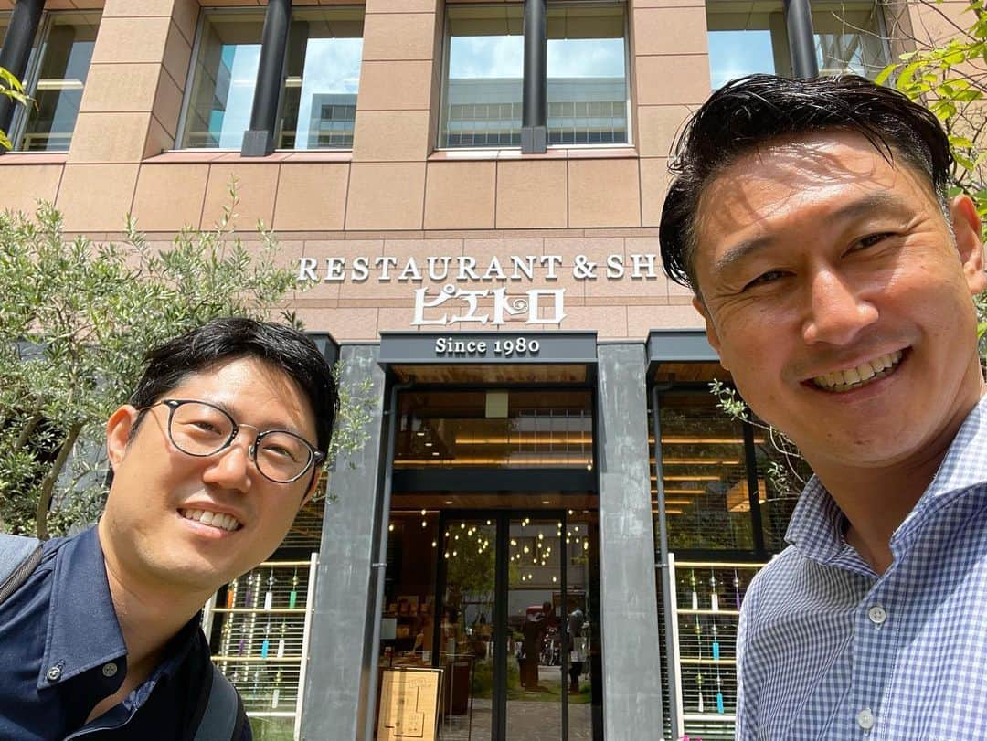 下山英哉のインスタグラム：「寺島啓太アナウンサーが来福！  実況前に天神でランチ♪  色々な経験を積みながら さらにチャレンジングな人生を 闊歩する後輩！！  プロ野球実況に… 箱根駅伝ラジオ中継のメインや ボートレース実況など 活躍を続ける逞しさに 改めてリスペクト♪  再会して 語り合えること…に感謝☺️  #寺島啓太　 #フリーアナウンサー #四国放送 #文化放送 #ランチ #ピエトロセントラーレ #天神 #アナウンサー #fukuoka」