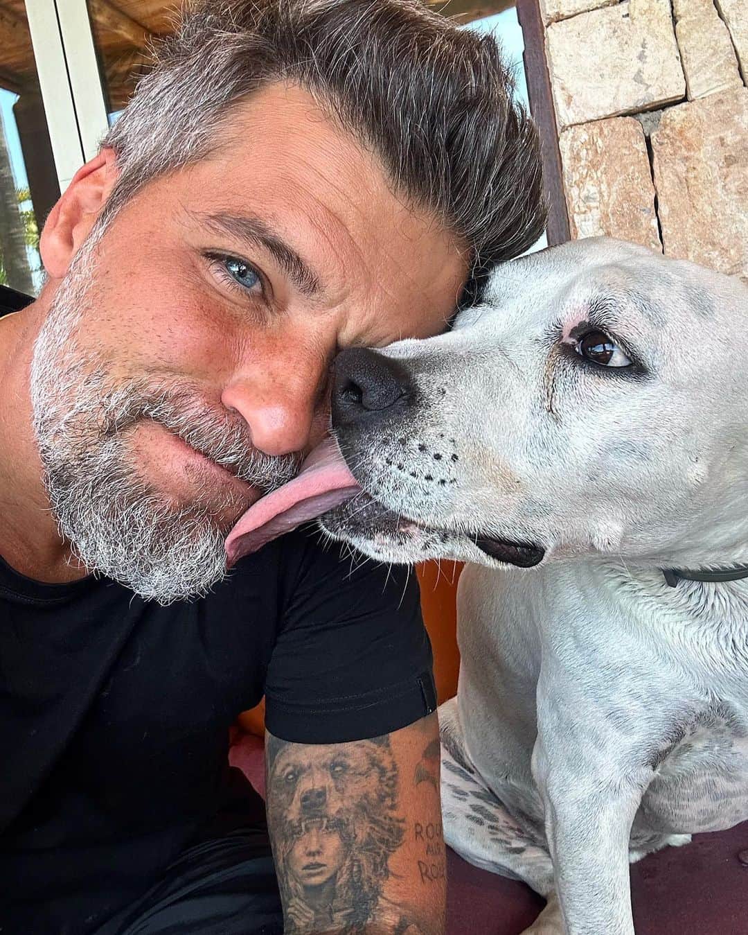 Bruno Gagliassoのインスタグラム：「Ate os dogs daqui me amam! #temporadaespanha 🇪🇸 #doglover」