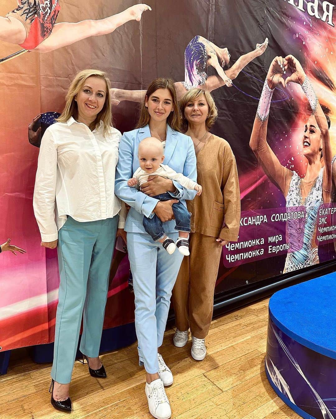 アレクサンドラ・ソルダトワのインスタグラム：「Была сегодня в родном зале где начинался мой спортивный путь. На фото мои первые тренеры  Ольга Николаевна и Ирина Викторовна! Тренеры, которые познакомили меня с художественной гимнастикой. Я очень им благодарна❣️ Неизвестно как сложилась бы моя спортивная судьба, попади я к другим тренерам, полюбила бы я так же сильно художественную гимнастику с самых первых дней🔥」