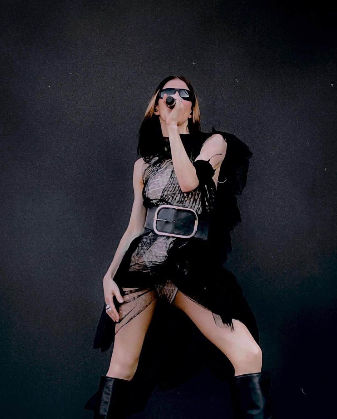 ZANA BAYNEのインスタグラム：「The icon @carolineplz in our Oversized Buckle Belt 🌹   Caroline styled by @taticotliar photos by @marknikolic」