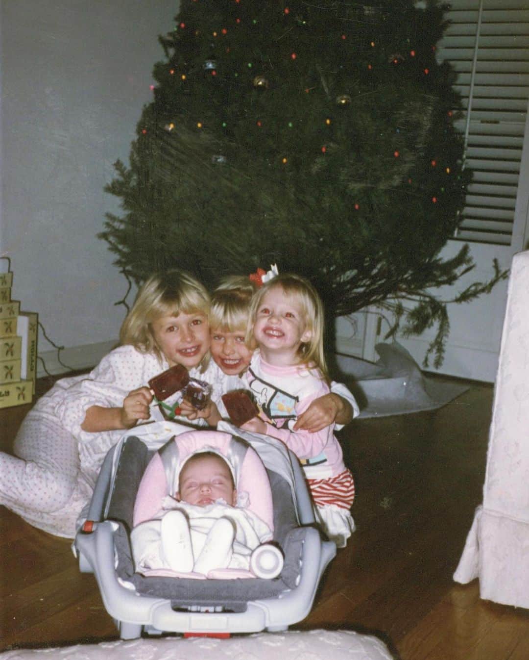パリス・ヒルトンのインスタグラム：「It made me so emotional to look through these family photos🥹 I love reliving these special memories🥰💗 #BabyParis」