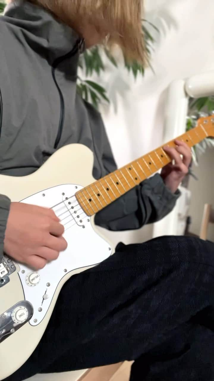 ichikaのインスタグラム：「The coolest guitar riff I have ever written」