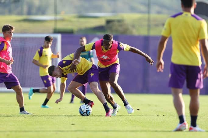 ジェリー・ミナのインスタグラム：「Readyy ⚽️🔥💜🔋 Feliz y motivado para arrancar una temporada muy ilusionante en la que con la bendición de Dios vamos a darlo todo en cada partido con la misma pasión y ganas de siempre. #ForzaViola @acffiorentina @adidasco #adidasfootball」