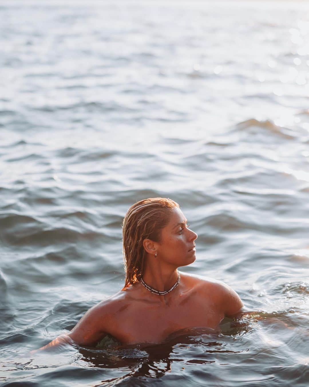 エリザベス・バイゼルのインスタグラム：「a quiet moment with @sarahpetrarca_」