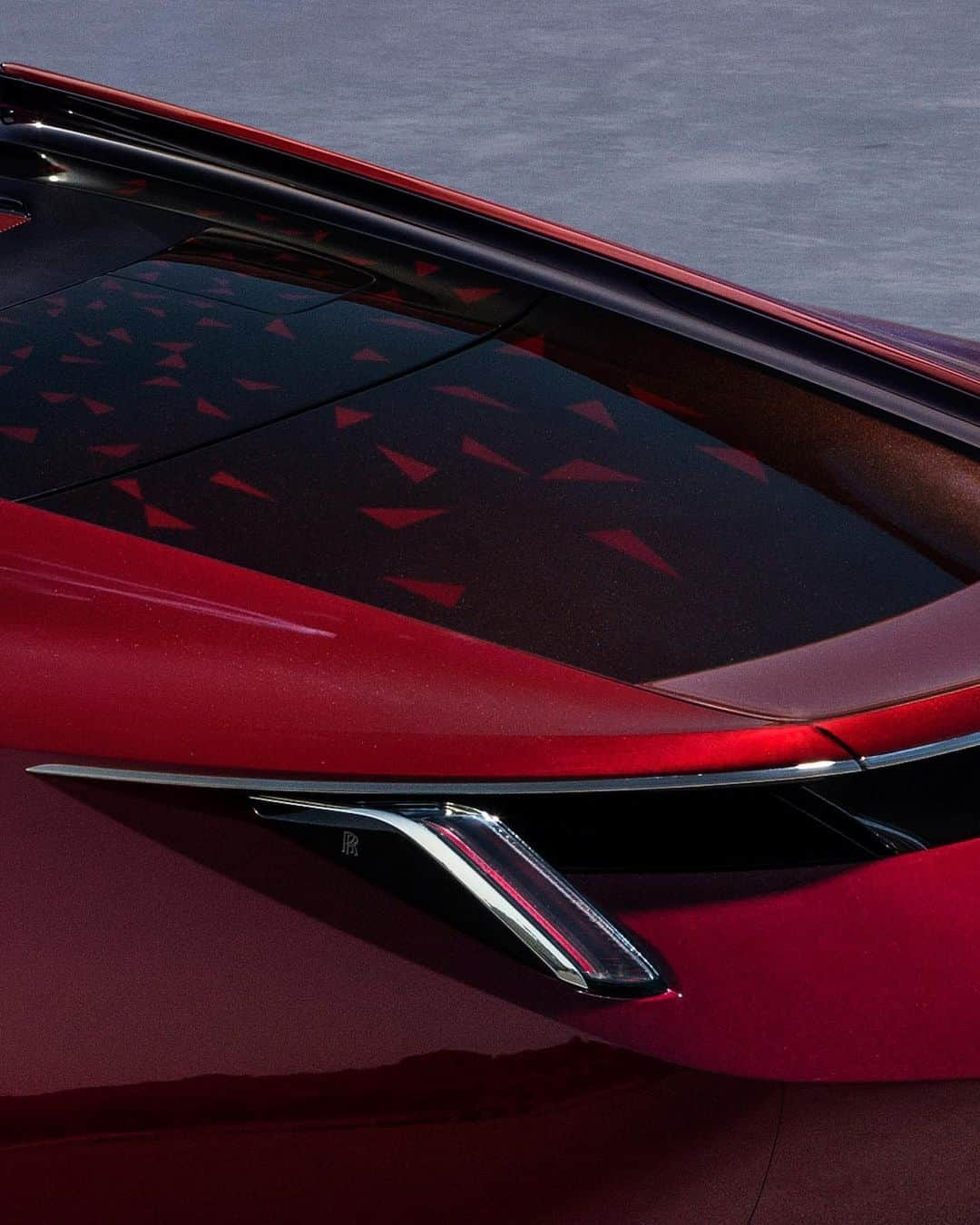 ロールス・ロイスさんのインスタグラム写真 - (ロールス・ロイスInstagram)「Rolls-Royce La Rose Noire Droptail encapsulates the infinitely changing palette of the Black Baccara rose. In sunlight, its velvet-like petals possess a red pearlescent shimmer. In shade, they read as black.  The lustrous and complex True Love exterior paint captures this colour-changing quality. In a completely new paint process, a base coat was followed by five layers of clear lacquer, each blended with a slightly different red tone to achieve the rose’s rich variation.   Discover more; link in bio.   #RollsRoyceDroptail #RollsRoyceCoachbuild #BespokeIsRollsRoyce」8月24日 2時00分 - rollsroycecars