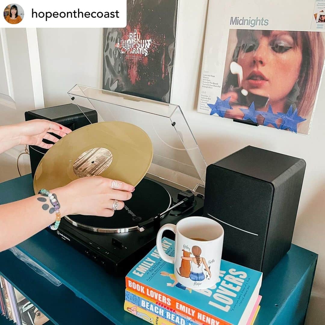 Audio-Technica USAのインスタグラム：「Forever in our vinyl era ✨Let us know which album you’re listening to this week in the comments below. Thanks for sharing our turntable, @hopeonthecoast!⁠ .⁠ .⁠ .⁠ #AudioTechnica #Turntable #Record #RecordPlayer #Vinyl #VinylJunkie」