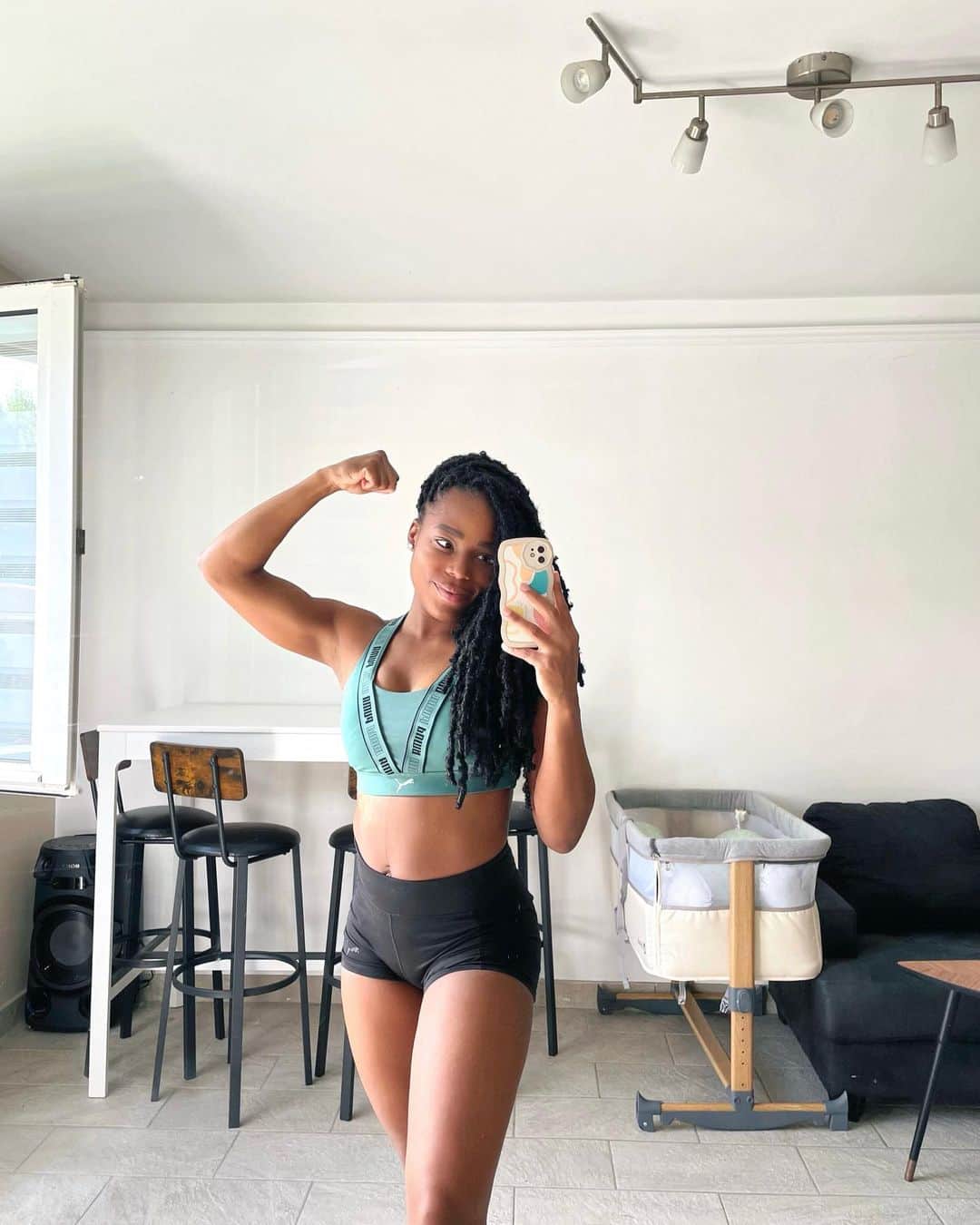 ステラ・アカクポのインスタグラム：「27 days  Week-end three  Post-partum   Dear body, Nous voici aujourd’hui comme si de rien était seulement trois semaines après avoir donnée la vie. Tu continues de guérir si rapidement et efficacement et me permets aujourd’hui de nourrir mon bébé, grâce à un allaitement maternel exclusif. J'ai souvent été habituée à pousser mes limites physiques sur la piste mais rien ne pouvait me préparer à l'expérience incroyable de porter un enfant et de le mettre au monde avec une si grande capacité de transformation et d’adaptation. Plus que jamais aujourd’hui, je réalise à quel point il est important de prendre soin de toi.  Tu es notre temple, notre maison. Hâte de te ramener sur la piste.」