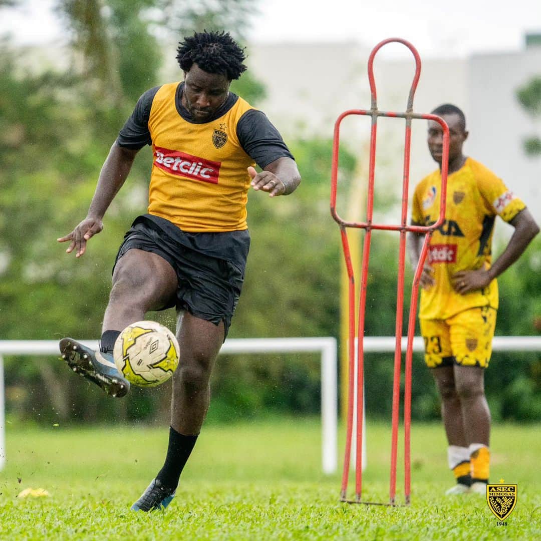 ウィルフリード・ボニーのインスタグラム：「Good day with @asec_mimosas_officiel 🚧🚧🚧」