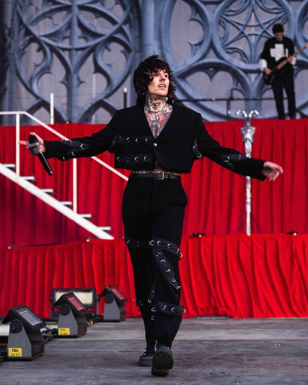Kerrang!のインスタグラム：「Bring Me The Horizon have announced that their new album POST HUMAN: NeX Gen will no longer be coming out on September 15: “Unforeseen circumstances rendered us unable to complete the record to the standard we’d be happy with…”  Read more at the link in bio 🔗  📸: @jennfive」