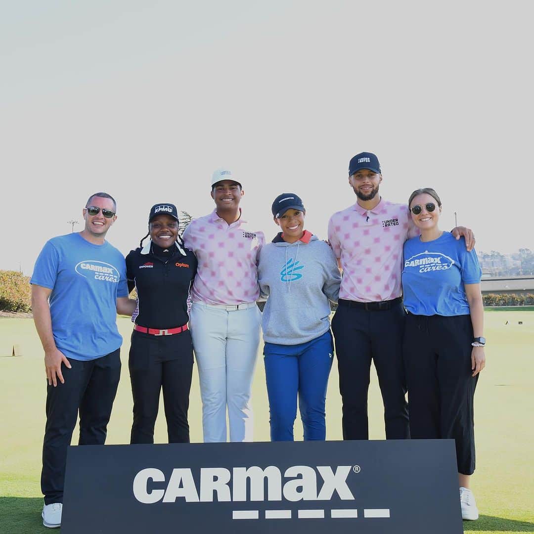 ステフィン・カリーのインスタグラム：「Appreciate @carmax for supporting @underratedgolf across all our stops this season!! Capped off by our Curry Cup Putting Contest, we couldn't have done it without em 🙌🏽  #CarMaxPartner  📸: Courtesy of UNDERRATED Golf; Noah Graham (Getty)」