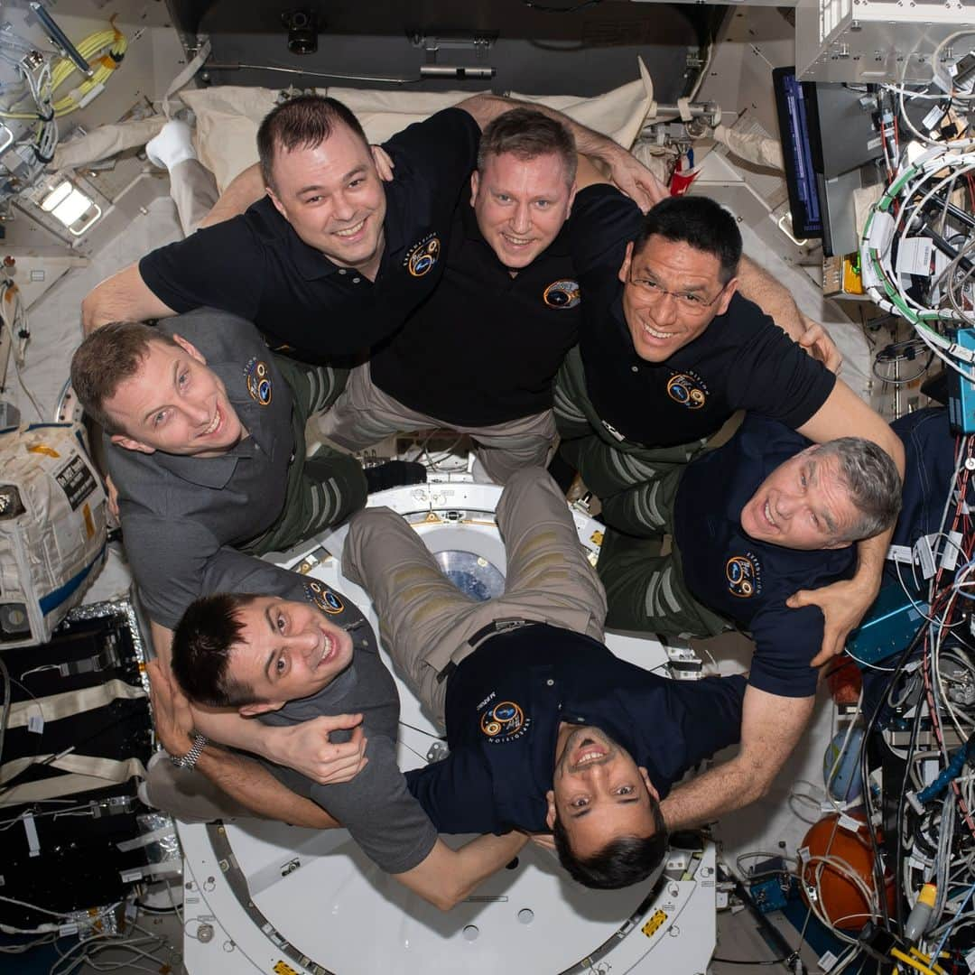 国際宇宙ステーションさんのインスタグラム写真 - (国際宇宙ステーションInstagram)「The seven-member Expedition 69 crew gathers for a portrait from inside the International Space Station's Kibo laboratory module. Clockwise from left are, Flight Engineers Woody Hoburg of NASA and Dmitri Petelin of Roscosmos; Commander Sergey Prokopyev from Roscosmos; Flight Engineers Frank Rubio and Stephen Bowen, both from NASA; and Flight Engineers Sultan Alneyadi from UAE (United Arab Emirates) and Andrey Fedyaev from Roscosmos.  #nasa #uae #astronaut #roscosmos #cosmonaut #crew #portrait #jaxa #kibo #international #space #station」8月24日 2時16分 - iss