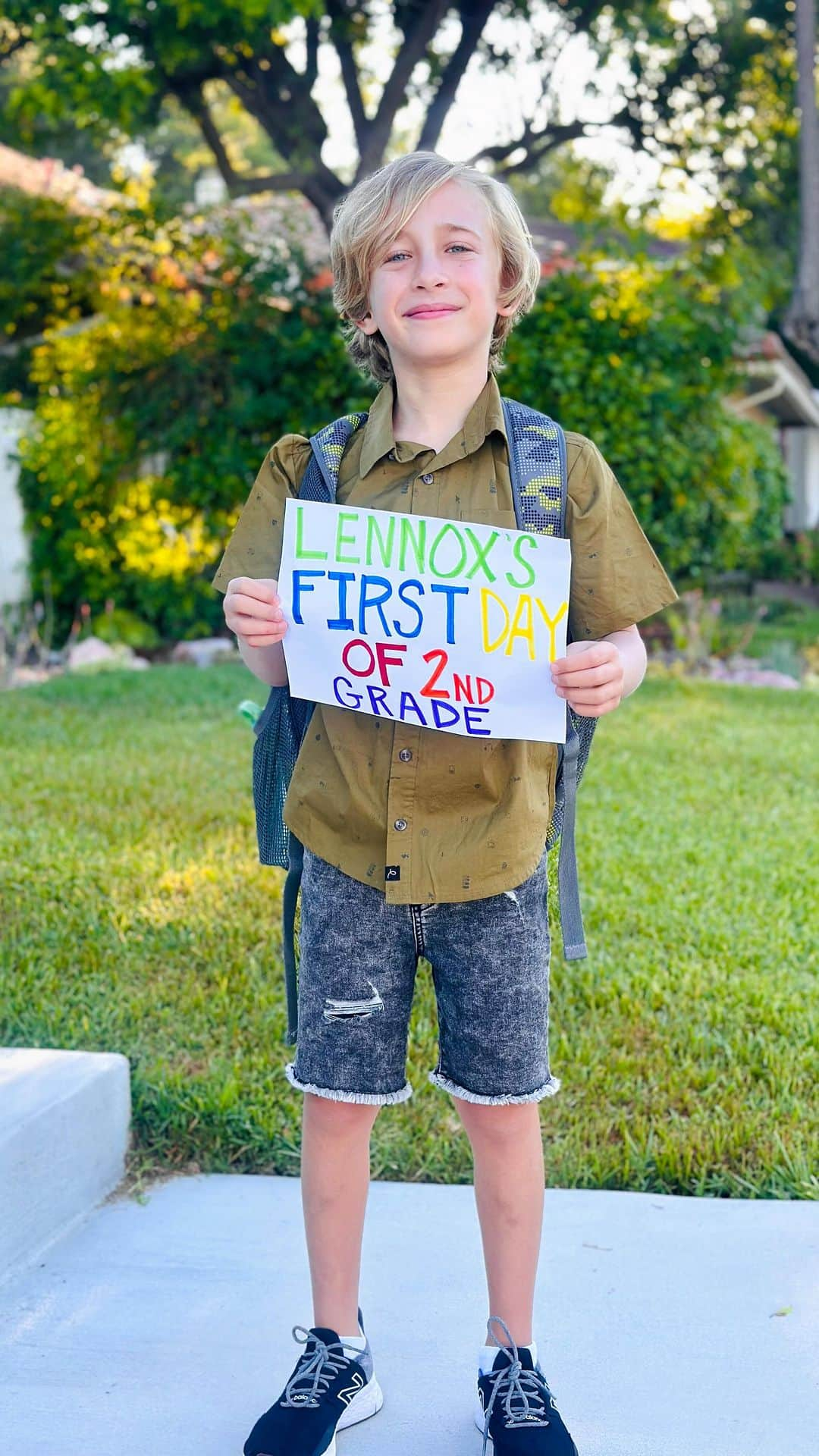 エイミー・デビッドソンのインスタグラム：「First day of 2nd Grade?!!! Whaaaaat?!! All the feels🥹♥️📚👏🏻😃 Wishing you an amazing year, Len. We♥️ you soooooo much, buddy!! Go get em!  #school #backtoschool #2nd #2ndgrade #second #7yearsold #babyboy #iloveyou #2023 #2024」