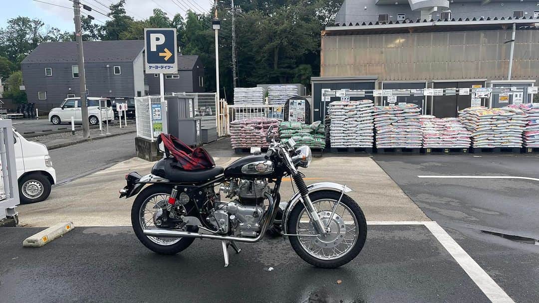 佐藤東弥のインスタグラム：「近所で見かけた超超かっこいいバイク。ロイヤルエンフィールドっね買いたあった。ホームセンターに停めてたのは多分ツーリング中の故障かな？ 目的にまでおきをつけて！」