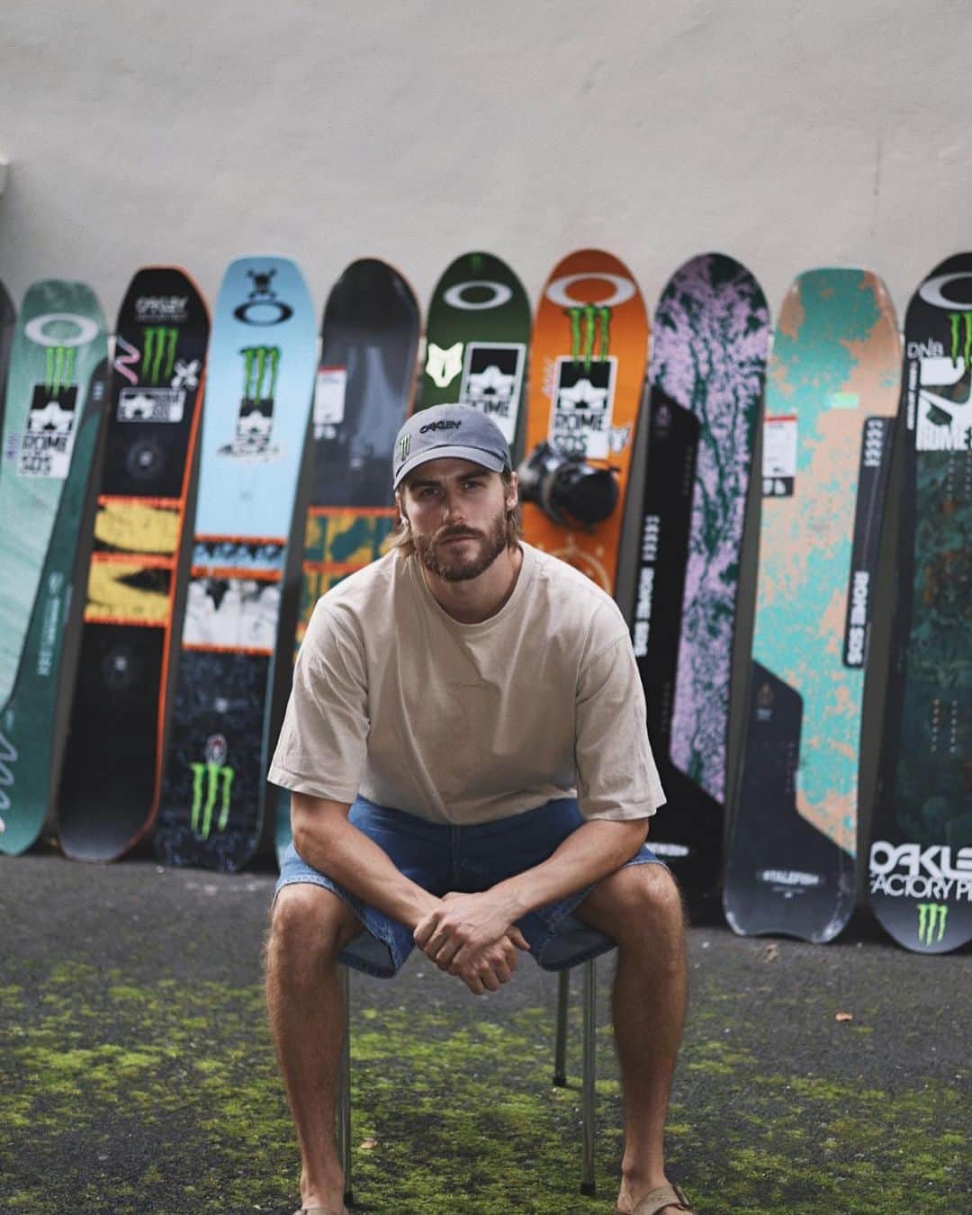 ステール・サンドベックのインスタグラム：「🎨Currently working on my 10th! year of promodel boards for @romesnowboards 🫶🏼Damn! Feel so grateful and proud of these!  Volume 9 is about to drop this fall🌲 Any ideas for number 10?👀」