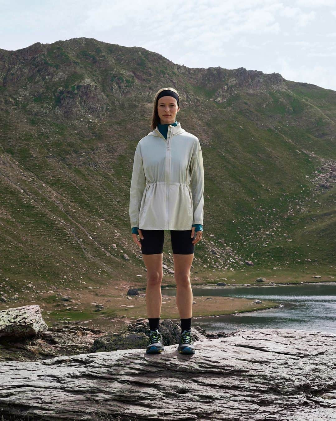 Oyshoのインスタグラム：「Discover the bikers and water-repellent jackets of the new Walk Collection . . . #oysho #newin #sport」