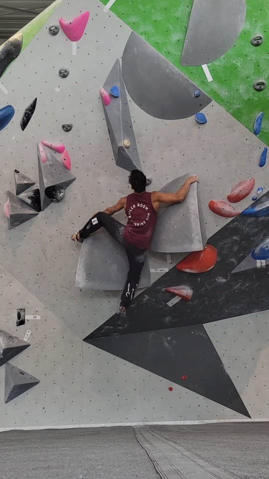 のインスタグラム：「Back to basics, strength, and boulder problems... ⠀⠀⠀⠀⠀⠀⠀⠀⠀ Also get to head to Koper for the World Cup in a couple of weeks. Difficult to do any good lead climbing in Vancouver though 😕 ⠀⠀⠀⠀⠀⠀⠀⠀⠀  ⠀⠀⠀⠀⠀⠀⠀⠀⠀ ⠀⠀⠀⠀⠀⠀⠀⠀⠀ ⠀⠀⠀⠀⠀⠀⠀⠀⠀ ⠀⠀⠀⠀⠀⠀⠀⠀⠀ ⠀⠀⠀⠀⠀⠀⠀⠀⠀ ⠀⠀⠀⠀⠀⠀⠀⠀⠀ ⠀⠀⠀⠀⠀⠀⠀⠀⠀ @scarpana | @boilerroomclimbing | @mec | @flashedclimbing | @team_edelrid  #climbing #train #canada #athlete #sports #power #fitness #work #workhard #workout #strength #ninja #gym #fun #climbing_photos_of_instagram #business #challenge」
