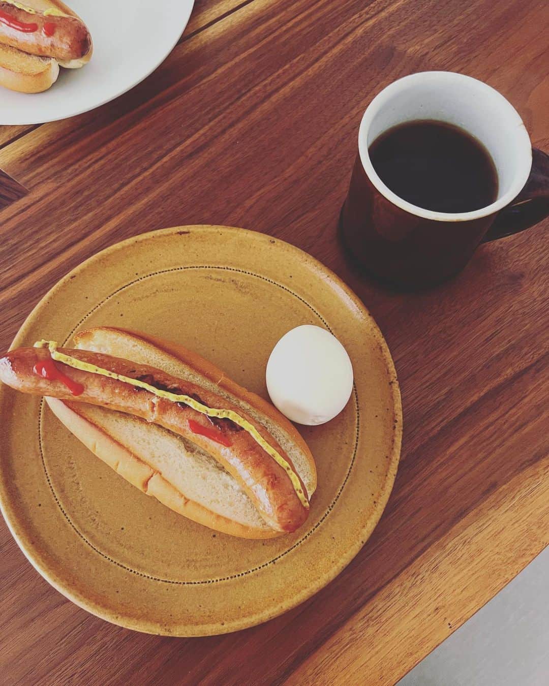 のインスタグラム：「朝ごはん  大好きです❤️カラブレッサ。  わたしって おもっているより(誰目線？？) ずっとノー天気で、神経がいき届いてない。、、、  ケチャップも超いいかげんやんっ て　　なんとも　がっくしやんっ。、、  ごめんよベイベ。」