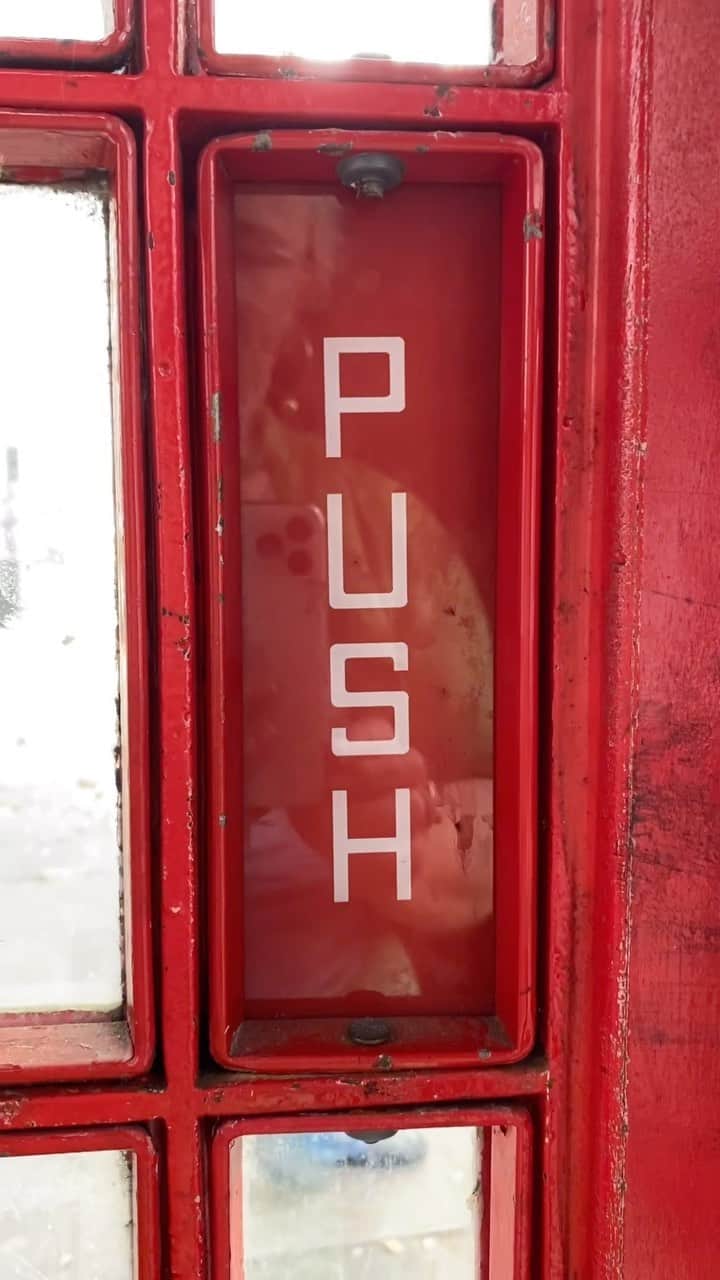 Tea and sittingのインスタグラム：「☎️ A bit more telephone box exploration ( including some shots of the beautiful leather hinges of the K2’s and K6’s ) from last week in London … #telephonebox #telephoneboxes #payphoneography #payphones #thelonelykioskproject #k2telephonebox #k6telephonebox #jubileekiosk #kx100telephonebox #vanishingpayphones」