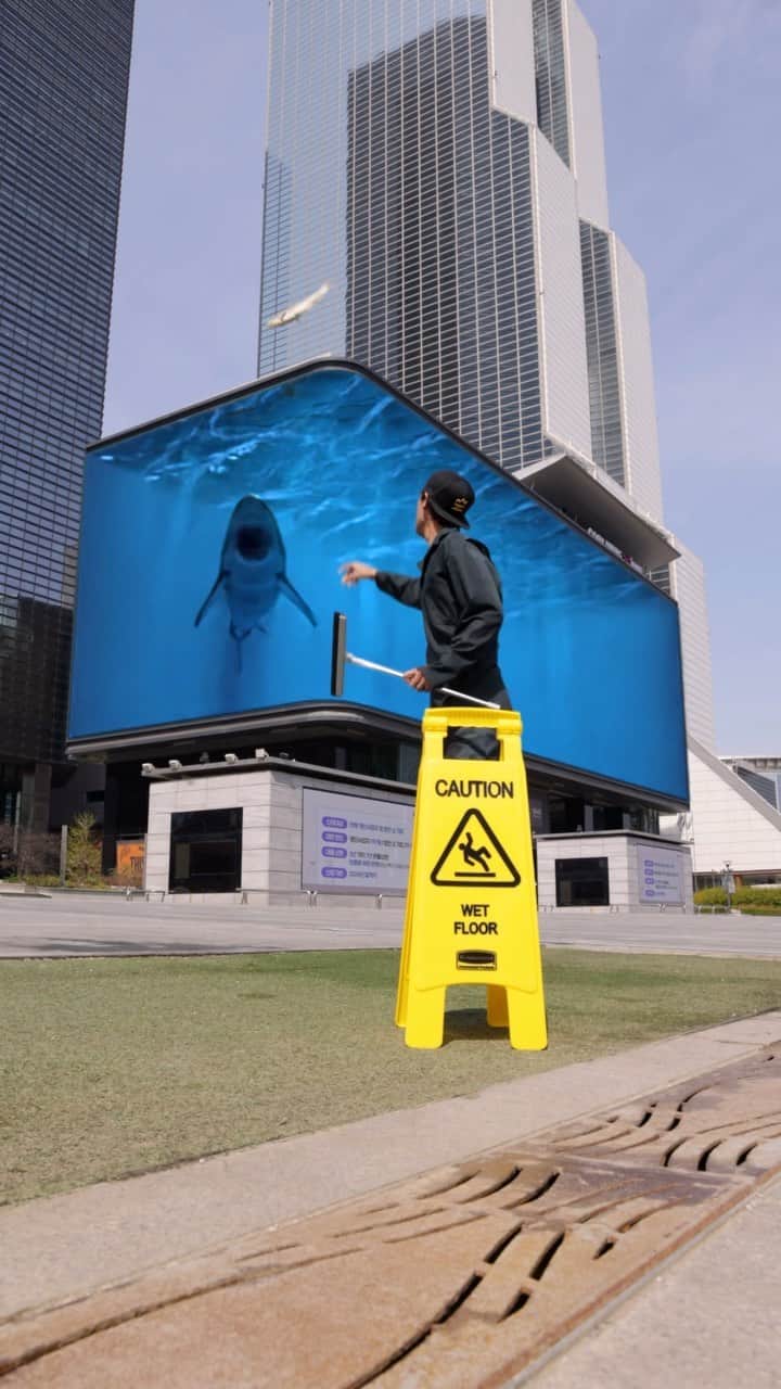 ザック・キングのインスタグラム：「Careful feeding those 3D billboards #shark #aquarium #3dbillboard」