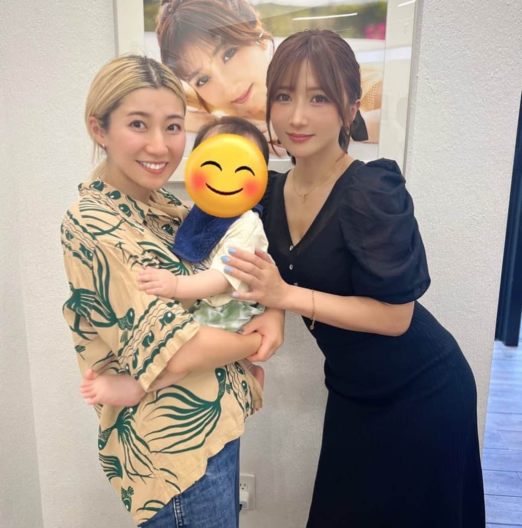 大槻ひびきさんのインスタグラム写真 - (大槻ひびきInstagram)「写真展2日目⭐️ 今日も女優のお友達や ファンの方がたくさん来てくださって とっても幸せです🥰 ２日連続で会いに来てくれてる人達もありがとうう🎀  写真集は毎日1日10冊限定で 販売する予定だったのですが ２日連続完売が続いて 翌日の分を前倒しで販売している状態です🥹✨ 写真集購入希望の方は お早めにお越しください⭐️  撮影風景やインタビューが収録されてるDVDも 残り数少なくなってきています🍀  展示作品もGETしてくれた皆さん ありがとうございます🥰 お気に入りの写真は見つかりましたか？？✨  展示写真原品は早い者勝ちなので ぜひ一度ギャラリーに遊びに来てくださいね🌼 リサイズやレプリカ購入も可能です☺️  2ショット/動画/個撮チケットが当たるガチャでは アクリルスタンドやマグカップ、 アクリルキーホルダーなど オリジナルグッズも用意しています🌼 景品にサイン入り私物もあるよん⭐️  ガチャ景品を 早速コンプリートした方いると 噂を聞きました😳✨ すごいね！！✨  遊びに来てくれたお友達 さきっぽ ヒロ AIKAたん 乃愛ちゃん＆ひかげちゃん ここみん ありがとうう❤️  MAX-Aさんも来てくださった✨  24日は私は不在ですが ギャラリーは12:00-20:00開いてますので 遊びに行ってみてくださいね🌼 入場無料だよ🥰  写真展のあと ここみんと鴨鍋行って お誕生日お祝いしました🎂 ここみんおめでとおおお🧡」8月24日 2時51分 - yanhibi0221