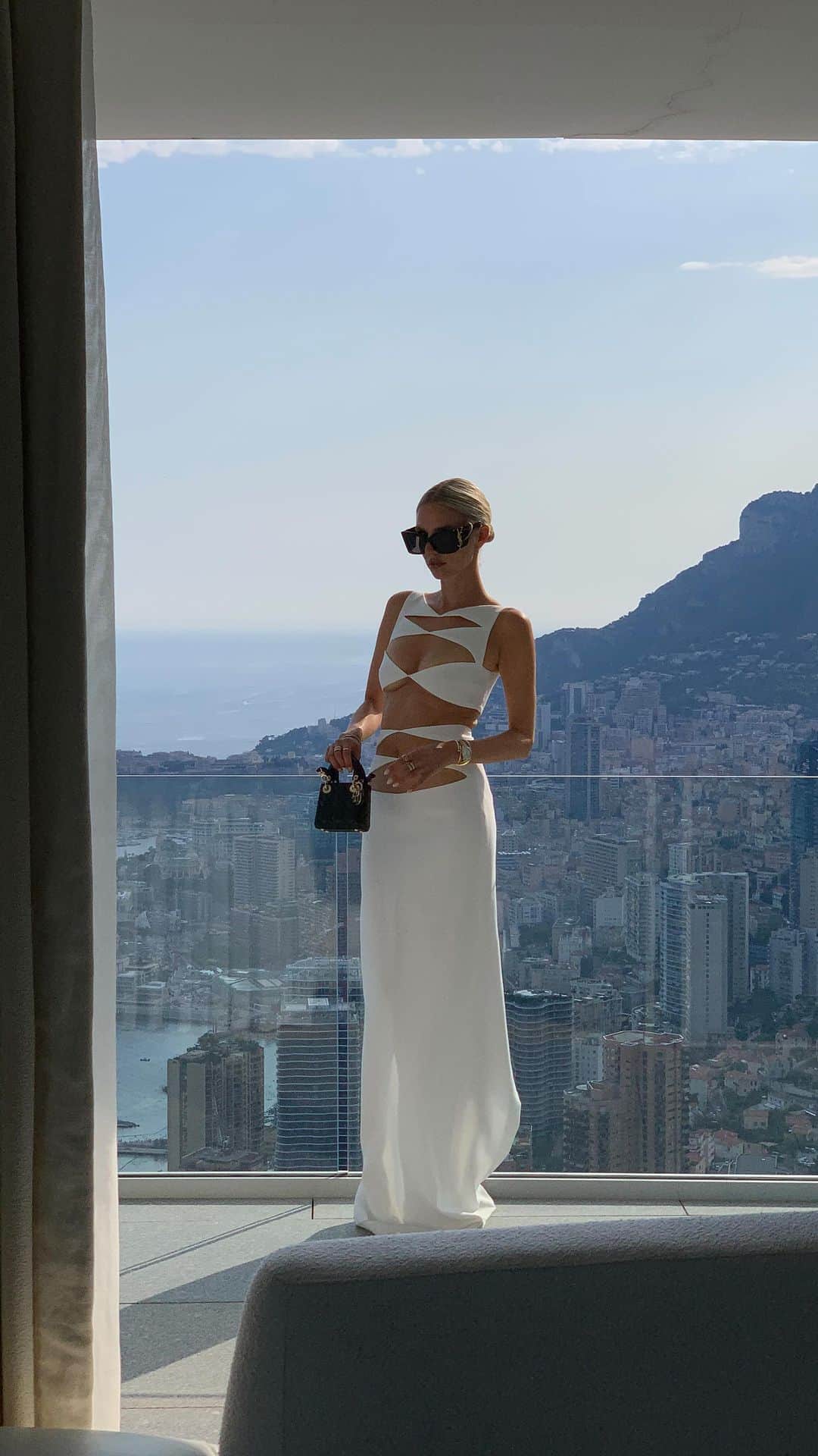 のインスタグラム：「Never travelling without a cheeky dress 😆」