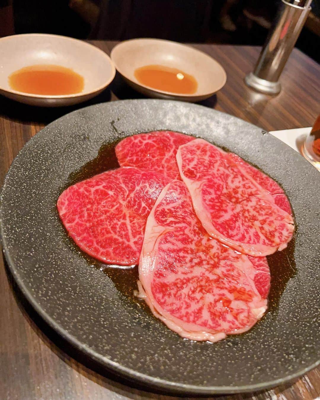 荒木優里さんのインスタグラム写真 - (荒木優里Instagram)「♥️ 一時帰国の思い出😋🫧  大好きな焼肉、うしごろへ🥩💕  一時帰国が決まって、1番に予約しました😁😁  やっぱり日本の焼肉は最高😆💕 柔らかくてとろけるお肉を食べながら 何度、美味しい…幸せ…と呟いたことか🥰🥰  久々の味に大満足🍀  お腹いっぱいになってからの バースデープレートもいい思い出に🥹🎉  #一時帰国 #一時帰国の思い出 #焼肉 #うしごろ #焼肉好き #日本の焼肉は最高 #肉は正義 #フリーアナウンサー #荒木優里」8月24日 2時49分 - yuriaraki0726