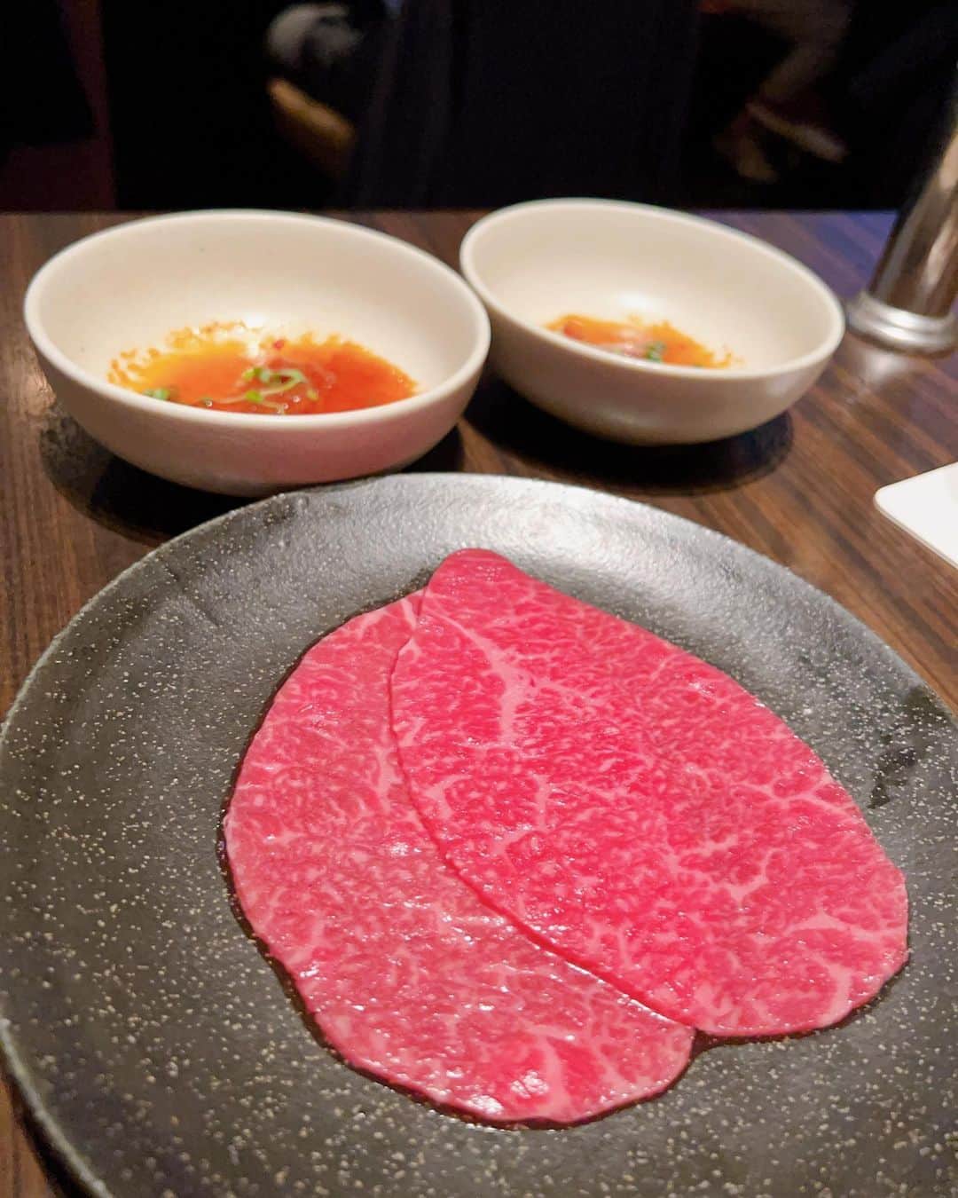 荒木優里さんのインスタグラム写真 - (荒木優里Instagram)「♥️ 一時帰国の思い出😋🫧  大好きな焼肉、うしごろへ🥩💕  一時帰国が決まって、1番に予約しました😁😁  やっぱり日本の焼肉は最高😆💕 柔らかくてとろけるお肉を食べながら 何度、美味しい…幸せ…と呟いたことか🥰🥰  久々の味に大満足🍀  お腹いっぱいになってからの バースデープレートもいい思い出に🥹🎉  #一時帰国 #一時帰国の思い出 #焼肉 #うしごろ #焼肉好き #日本の焼肉は最高 #肉は正義 #フリーアナウンサー #荒木優里」8月24日 2時49分 - yuriaraki0726