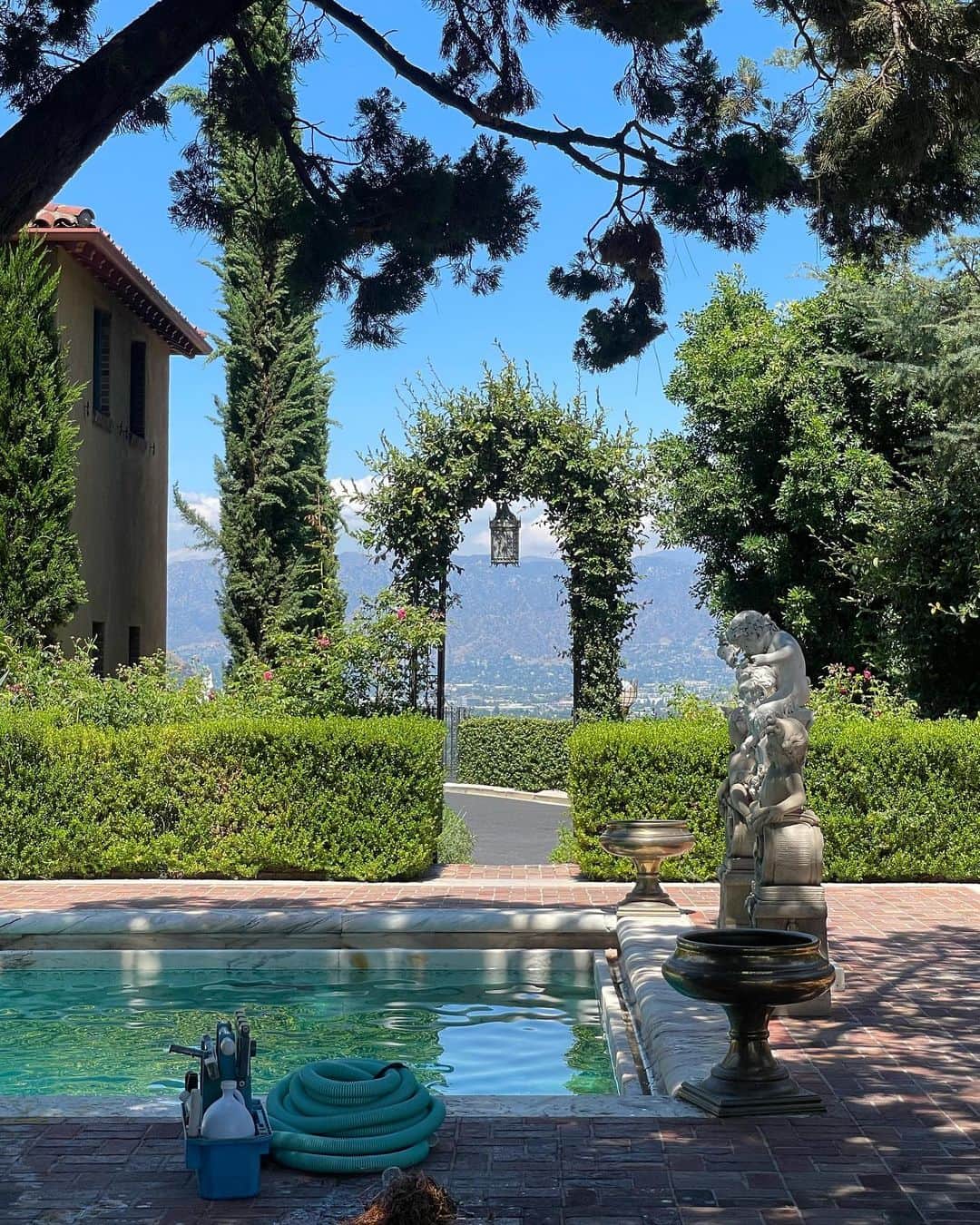 Samuel Lippkeのインスタグラム：「Scouting with the bride for her upcoming wedding and I couldn't be more excited for this one... going to be extra fun. @samuellippkestudios @dianageorgie @austinroque」