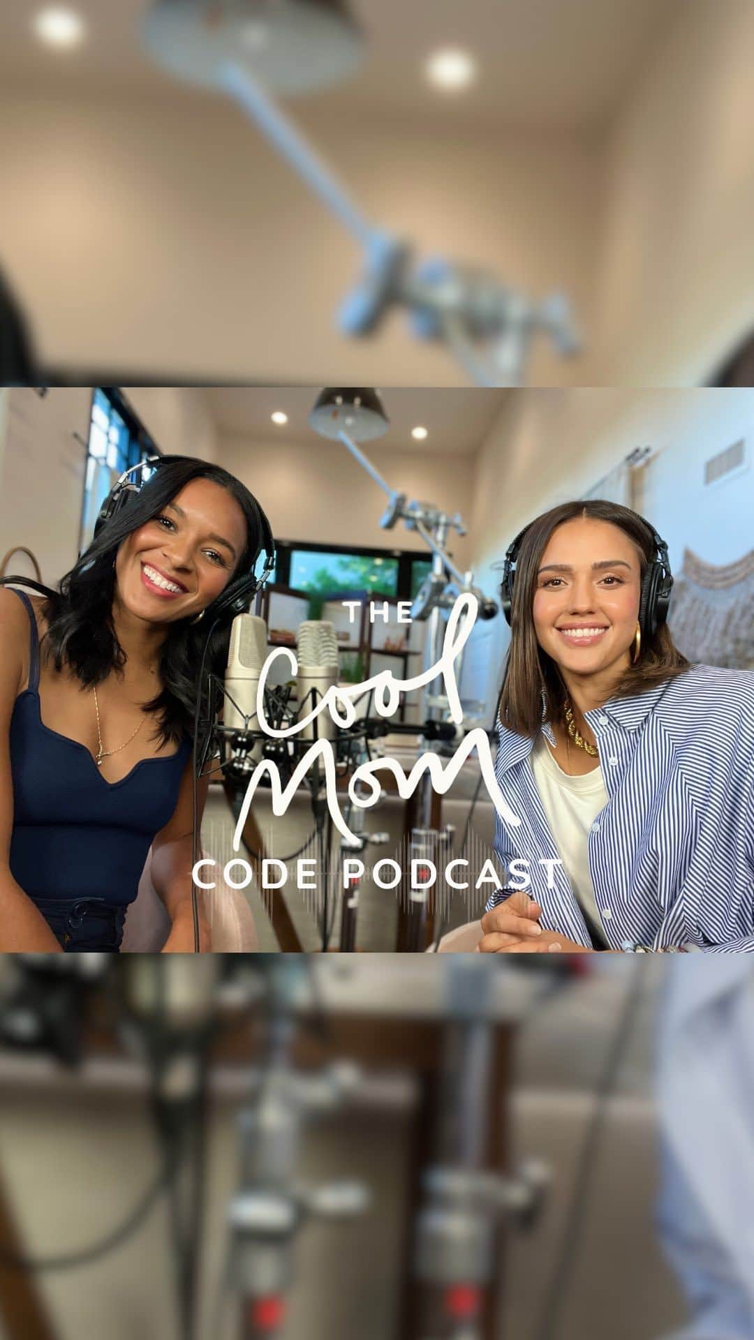 ジェシカ・アルバのインスタグラム：「The one & only @jessicaalba has entered the chat 💬🎙️Welcome to The Cool Mom Code Podcast with our host @lizzymathis 🖤 First episode is now LIVE ✨  Get ready for some real-talk candid stories & heartfelt advice as this bestie power duo spill all  their secrets on juggling careers, relationships with husbands of almost 20 years each & their ever-evolving journeys as cool moms of 3! 💕💕💕  Make sure to show some love & tune in weekly on wherever you listen to podcasts for more episodes with our fave, inspirational, bad ass cool mamas 🎤🎧 Link in bio 🔗」