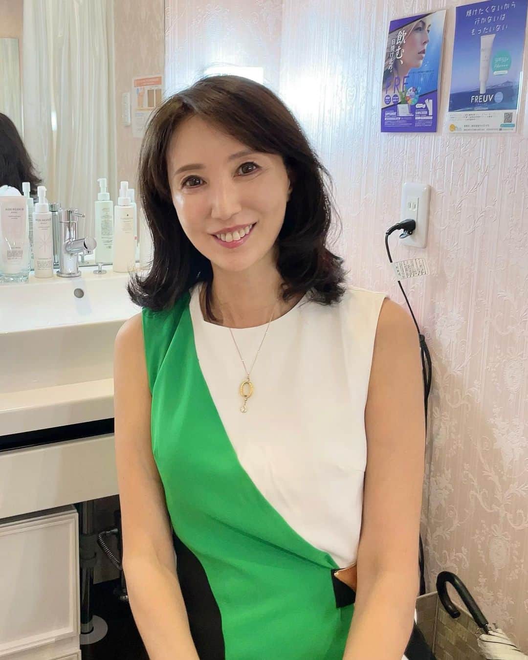 奈々さんのインスタグラム写真 - (奈々Instagram)「ブレア銀座で 『ハリウッド式美容鍼』を受けてきました😊  丁寧なカウンセリングから 今の自分にあったところを 調整してくれます👍  鍼はお顔から足まで入れてもらい全身ケア😍  ・漢方パック ・オイルフェイシャルマッサージ ・美顔翡翠ローラー  もしてくれます❤️  施術後は身体もお顔もスッキリ👍 目が開きやすくなりました😊  @biyohari_blea  @biyohari.king  ワンピース👗は  @shein_japan @sheinofficial  カラーブロックタイウエストドレス 商品ID: 13807118  割引クーポン：nana1520 お買い上げ金額1～5,999円まではセール価格より15%OFF、6,000円以上は20%OFF👍 利用期限：9月末日  #美容鍼#美容鍼灸#ハリウッド式美容鍼 #ハリウッド式美容鍼灸#上田式美容鍼#ブレア銀座#ブレア元町#ほうれい線#リフトアップ#小顔#元町#銀座#上田隆勇#鍼灸#美肌#美容好き#むくみ#たるみ改善#肌質改善#ミセスモデル #美容モデル #アラフィフモデル#SHEIN #SHEINforAll #adventure」8月23日 18時07分 - nanafujn