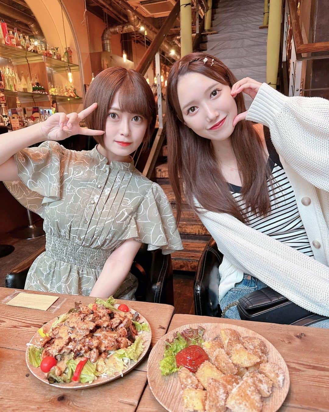 田中菜津美のインスタグラム：「. . しのちゃんとメイクさんと ライブお疲れ様会した🍻 . メイクさんは1人で5人のヘア仕上げてくれて 本当に大感謝🥲🥲 (私ひとりで3回ヘア変えちゃった) . #鎖骨へんな虫にさされてます」