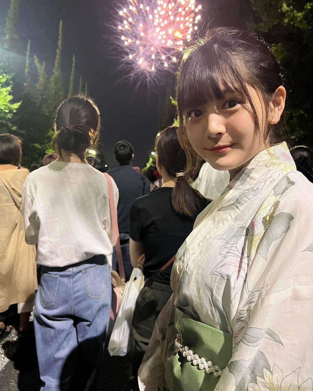 伊與田綾音のインスタグラム：「神宮花火大会行ってきたよ🫶🏻✨ 浴衣も着れたし花火も見れて嬉しかった☺️ 人多かったなあ！！」