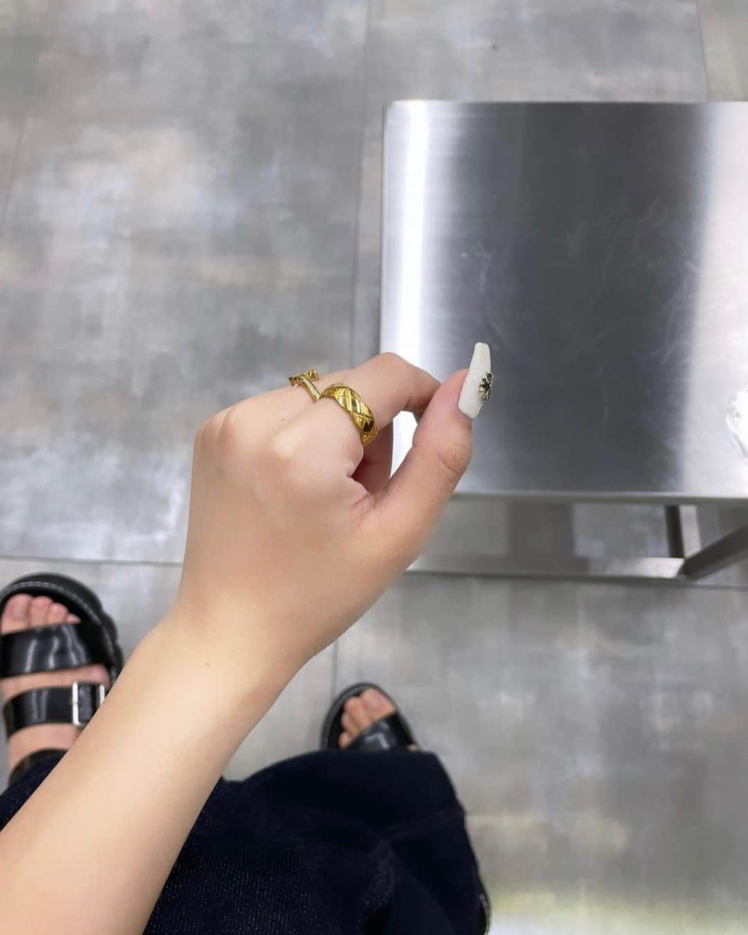 MISEIさんのインスタグラム写真 - (MISEIInstagram)「最近どこ行くのにも付けてるring💍🩵 存在感抜群でどタイプ😙  @crafty__official #crafty #クラフティー #PR  #ring  #リング  #指輪  #アクセサリー  #アクセサリー収納  #celine  #セリーヌ  #プチプラアクセサリー  #ハイブランドアクセサリー」8月23日 17時59分 - mrmary1127