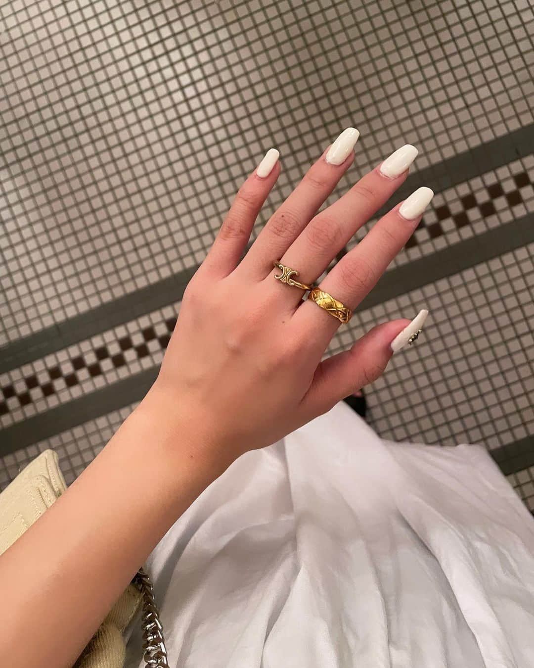 MISEIさんのインスタグラム写真 - (MISEIInstagram)「最近どこ行くのにも付けてるring💍🩵 存在感抜群でどタイプ😙  @crafty__official #crafty #クラフティー #PR  #ring  #リング  #指輪  #アクセサリー  #アクセサリー収納  #celine  #セリーヌ  #プチプラアクセサリー  #ハイブランドアクセサリー」8月23日 17時59分 - mrmary1127