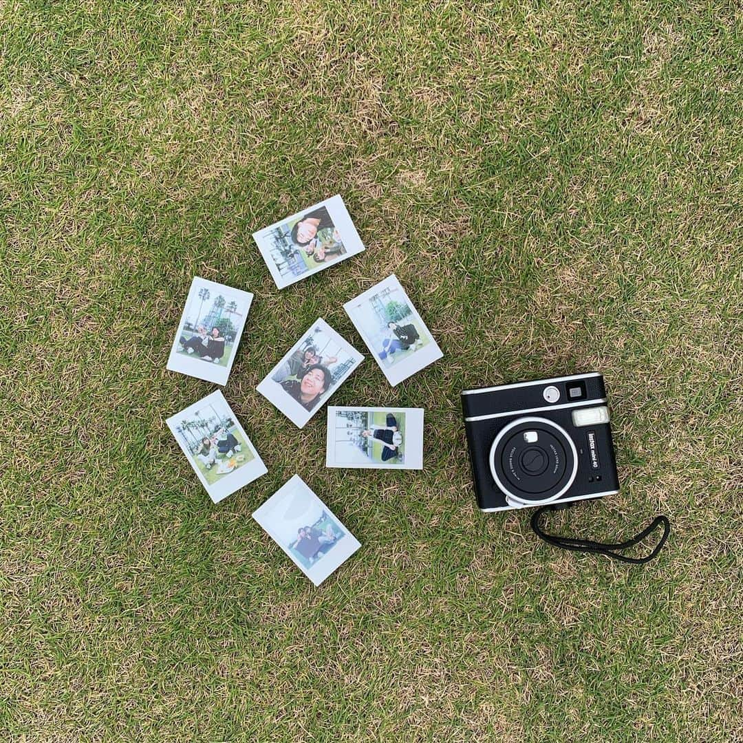 Fujifilm instaxさんのインスタグラム写真 - (Fujifilm instaxInstagram)「＼使ってみたい！と思ったら「📷」でコメントしてくださいね／ 【ふたりの時間は、大切に形にしたいから🌱INSTAX mini 40】  公園でふたりでゆっくりと過ごす時間。 ふとした笑顔やなにげない瞬間を、チェキで残しておきませんか？☺️  INSTAX mini 40は、手軽な操作でセルフィーも簡単✨ レンズ横のセルフィーミラーで写りを確認できるので、綺麗に撮影できます🍀  お互いを撮りあってチェキをプレゼントするのも楽しそうですね🤍  Special Thanks😌 @__oiiizs  ﹋﹋﹋﹋﹋﹋﹋﹋﹋﹋﹋﹋﹋﹋﹋﹋﹋﹋﹋﹋﹋﹋﹋﹋ ˗ˏˋ 「𝐢𝐧𝐬𝐭𝐚𝐱 <チェキ> 」公 式 ア カ ウ ン ト ˎˊ˗ 　チェキを楽しむためのヒントをたっぷりとお届け…🤍   　📷新商品情報 　📷すてきな投稿紹介  　📷 撮影アイデア  🏷 #チェキ#instax  タグ付け&メンションしてね♡  素敵な投稿はこのアカウントで紹介しちゃうかも🌷   𝑪𝑯𝑬𝑪𝑲 👉@cheki_instax ﹋﹋﹋﹋﹋﹋﹋﹋﹋﹋﹋﹋﹋﹋﹋﹋﹋﹋﹋﹋﹋﹋﹋﹋ #チェキ #INSTAXlife #INSTAX #INSTAXmini  #INSTAXcamera #cheki #FUJIFILM #富士フイルム #チェキのある生活 #マイチェキ #INSTAXmini40 #インスタックスミニ40 #フィルムカメラのある生活 #フィルムカメラ #selfie #カメラ女子#チェキ女子 #フィルムカメラ初心者 #カップルフォト #公園デート #公園フォト #カップルコーデ #思い出づくり #思い出グラム #フィルムで残す日常 #日々フィルム #散歩写真」8月23日 18時00分 - cheki_instax