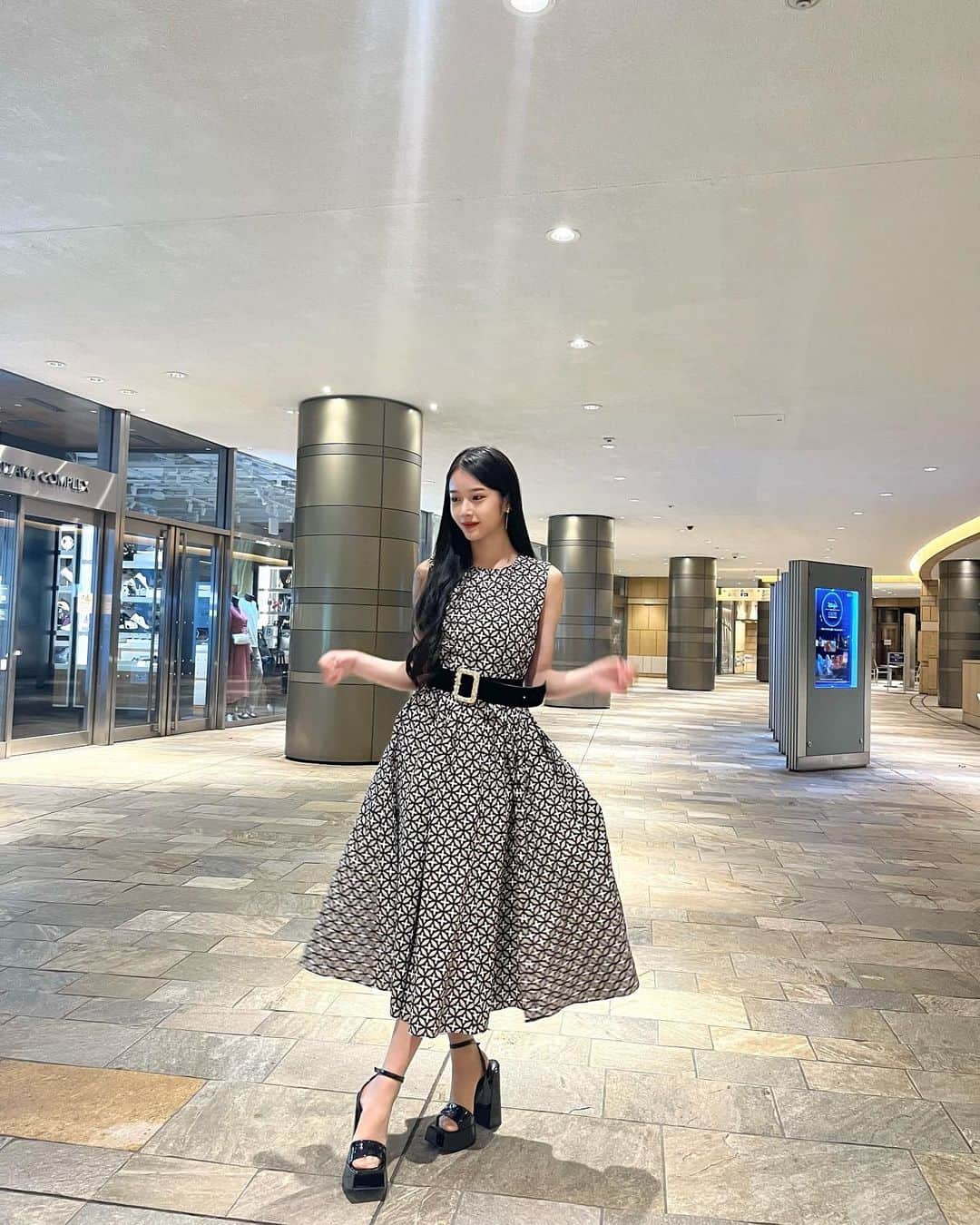 天翔天音のインスタグラム：「#AMANEstyle ♠️  ドレスアップ🦢 全身とてもお気に入りでした‪ꪔ̤̮  #天翔天音 #05 #dressup #fashion #dressterior  #asian #model #ロングヘア #巻き髪 #패션  #코디 #메이크업 #黒髪ロング」