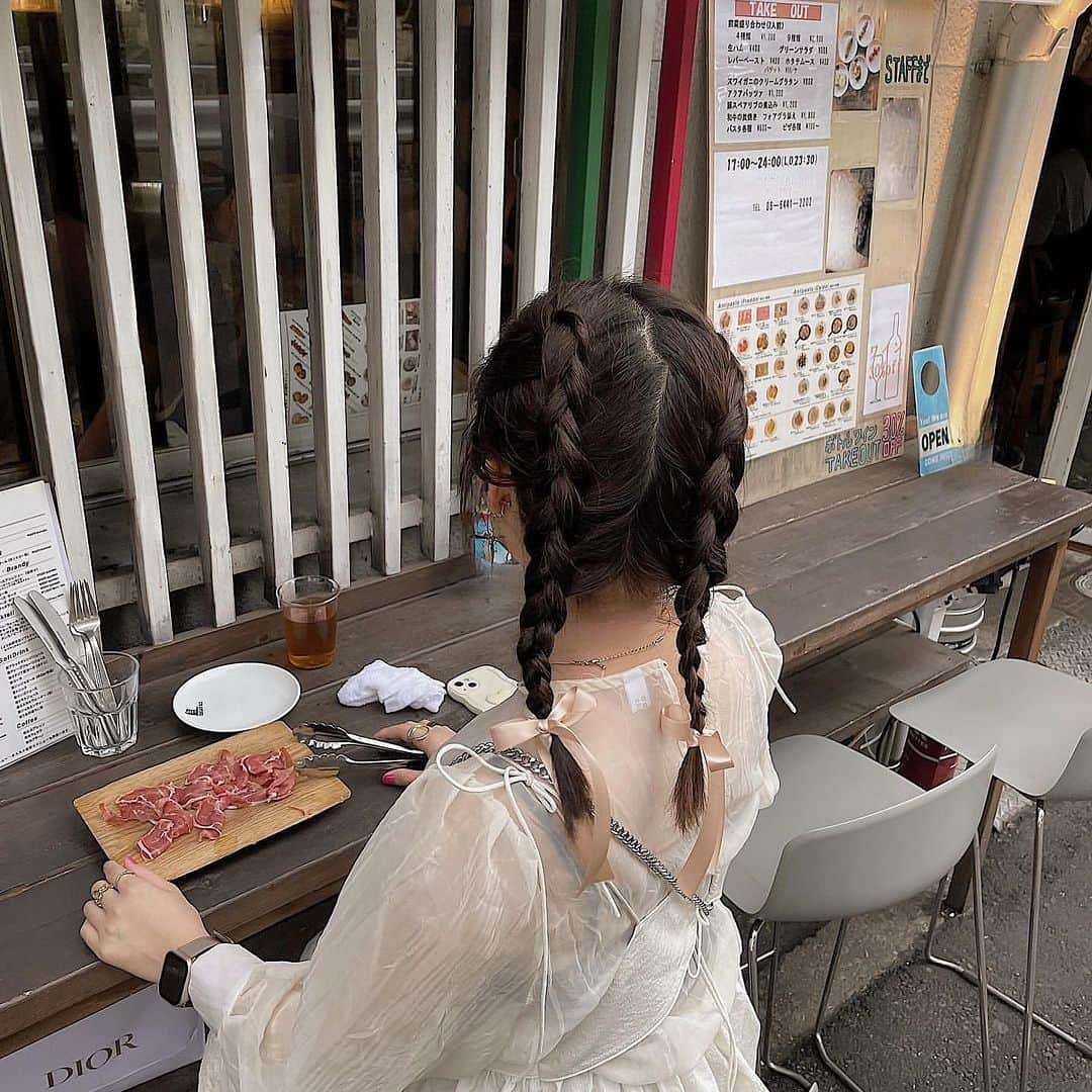 RiLiさんのインスタグラム写真 - (RiLiInstagram)「髪型だけでも憧れのあの子に近づきたい➰🎵特別な日にやりたい🫶🏻【アイドルヘア】🎤✨  Special Thanks💐 Photo by⁣⁣ 01p-@berry__0220 02p-@azunyaaa0326 03p-@________s_y_r_ 04, 09p-@_mecp 05p-@v8__lili 06p-@sayuurim 07p-@yuna._.25 08p-@micomy_02  みんなは何を参考にしてる❓  韓国のアイドルは次々と 新しいヘアアレが登場するから🪽 目が離せない👀💎  研究すればどんどんアイドルに 近づけちゃう予感...💭🩵 どんどん可愛くなっちゃおう💞  Edit by RiLi編集部🐰 aoi @shiia14   🤍🤍🤍  RiLiで紹介してもらいたい子は #rili_tokyo を付けてね❕ ⁣  #アイドルヘア #韓国ヘア #ヘアアレンジ #みつあみヘア #みつあみアレンジ #リボンヘア #簡単ヘアアレンジ #ハイトーンカラー #ウェーブヘア #ハーフツイン #ガーリーヘア #리본머리 #땋기머리」8月23日 18時00分 - rili.tokyo