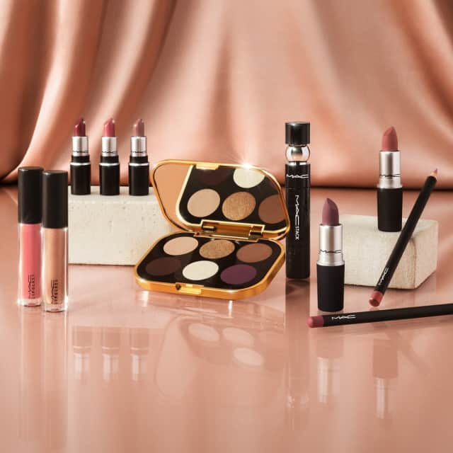 M∙A∙C Cosmetics Japanのインスタグラム：「＼数量限定発売中／ 全国店舗・M･A･C公式オンラインショップ 展開  M・A・Cのベストセラー製品の人気色や限定色がスペシャルエディションキットになって登場！  秋の気分を高めるヌーディなニュートラルカラーを中心にデザイン。 アイ・リップ・スキンケア・ブラシの特別な限定キットで秋のカラーメイクアップを楽しんで◎  ■ M･A･C MOMENTOS ・イン ハインドサイト アイ キット 全1種 / 8,800円(税込) ・トレジャード キス リップ キット 全2種 / 5,940円(税込) ・ベスト ケプト キス ミニ リップスティック トリオ 全1種 / 5,940円(税込) ・アット ファースト リップガラス デュオ 全1種 / 5,830円(税込) ・リフレッシュ + レミニス フィックス+ デュオ 全1種 / 5,940円(税込) ・ブラシ ウィズ グレイトネス ブラシ キット 全1種 / 9,680円(税込)  #MACモメントス #MACMOMENTOS #MACコスメ #秋コスメ」