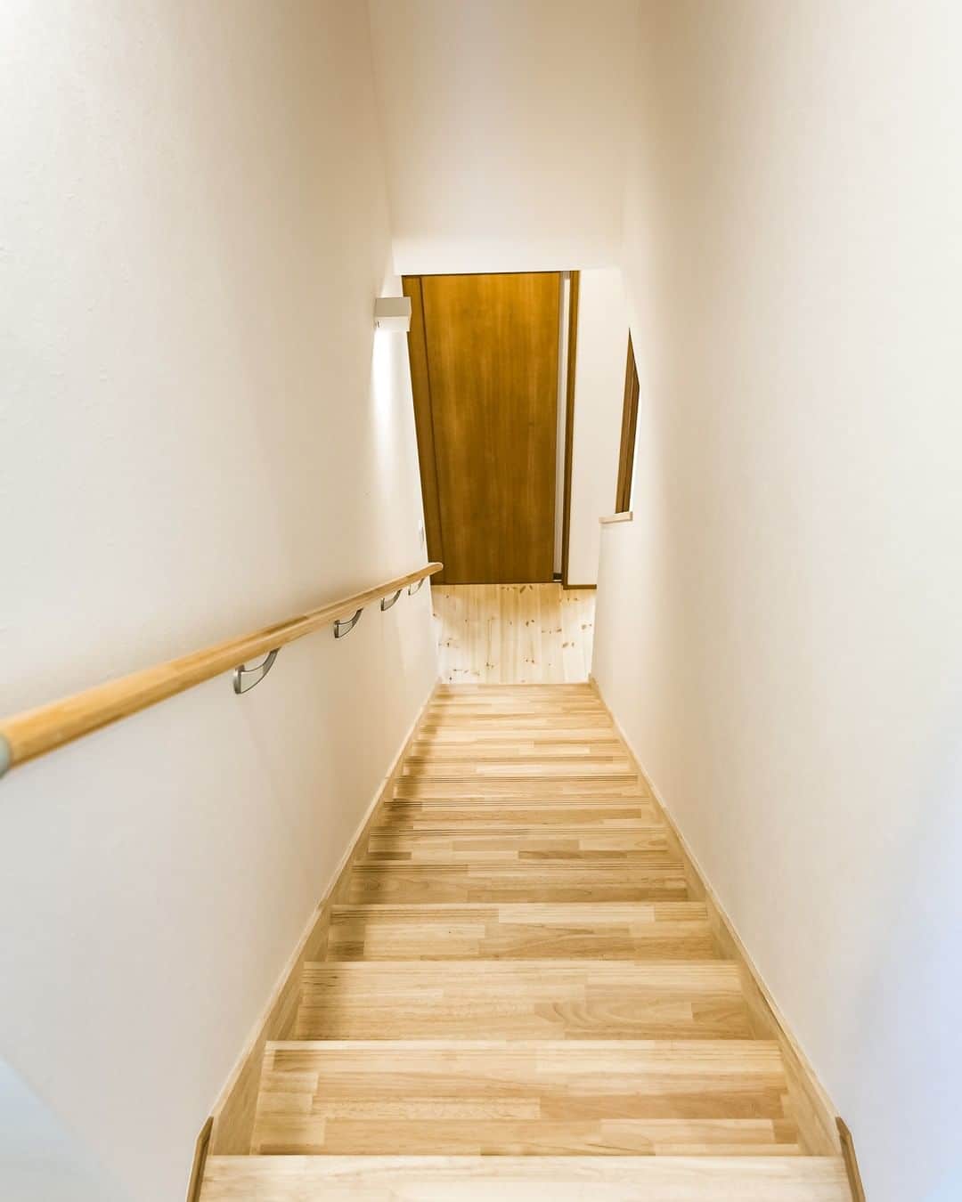 OKOCHI STYLE(香川県) さんのインスタグラム写真 - (OKOCHI STYLE(香川県) Instagram)「真似したい！ お部屋に馴染むデザインの階段特集✨  ーーーーーーーーー 香川県で木の家を建てる #大河内工務店  #施工事例 を多数ご紹介しています。 ▷ @okochi.komuten  創業1953年。 #上質な家 をていねいに。 #自然素材 と技術にこだわった家づくりをしています。  🗾施工エリア 香川県・愛媛県（四国中央市） その他エリアはご相談ください  お問い合わせやご質問は DM、コメント、HPにてお気軽にお問い合わせください。  ーーーーーーーーー 資材倉庫をリノベーションした #わが家ギャラリー木きん堂 ギャラリーのご案内やcafeの情報をお届けします🌟 ▷ @mokkindo.cafe ーーーーーーーーー  #香川県 で #注文住宅 を建てるなら大河内工務店 ▷ @okochi.komuten  #一級建築士事務所 #自由設計 #木の家 #木の家づくり #自然素材の家 #無垢材 #新築 #新築一戸建て #マイホーム #マイホーム計画 #インテリア #家づくり #工務店だからつくれる家 #暮らしを楽しむ #香川新築 #香川注文住宅 #香川イベント #香川の家 #香川県工務店  #階段」8月23日 18時00分 - okochi.komuten