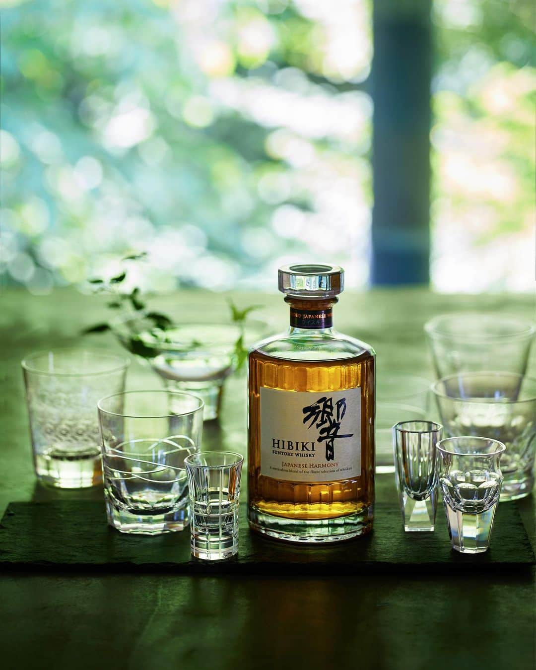 響 | SUNTORY WHISKY HIBIKIのインスタグラム：「. HIBIKI TIME ~二十四節気・処暑~  にぎやかな蝉時雨に包まれて。 Envelop yourself in a cheerful chorus of cicadas.  #hibiki #響 #hibiki_time #二十四節気 #24seasons #処暑 #shosho #withnature #深緑 #glass #collection #夏 #summer #晩夏 #光と影」