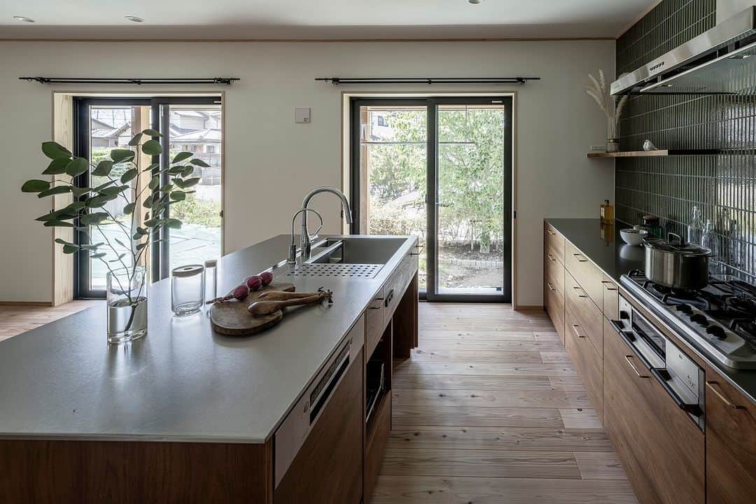 株式会社アート・宙さんのインスタグラム写真 - (株式会社アート・宙Instagram)「～素敵なキッチン空間～  #藤岡木工所　さんのオーダーキッチンと背面のタイルがとっても素敵なお家。 家の雰囲気と合った素敵なキッチンになりました。  ———————————————. 住宅事例をもっと見る @artsora.hp ———————————————. "心と体が健やかな暮らしを実現"  アート・宙の家とは？ ■熊野の無垢材や国産の珪藻土など、自然素材100%の美しい家 ■自然エネルギーを活用し、快適な住環境を実現するエアパス工法の家 ■世代を超え長く快適に暮らせる「長期優良住宅」 ■無垢材を使った造り付け家具のある家 ■時短家事が叶う家事楽動線、家族のコミュニケーションが生まれる動線の家 ■腕の良い大工や職人が手仕事で完成させる家 ———————————————. #オーダーメイドキッチン #オーダーキッチン　#キッチン #オーダーメイド家具 #造作キッチン　#アイランドキッチン　#キッチン背面収納　#キッチンタイル貼り 　#造作家具 #マイホーム計画 #マイホーム　#木の家 #無垢の家　#家づくり計画　#アート宙 　 2日前」8月23日 18時00分 - artsora.hp