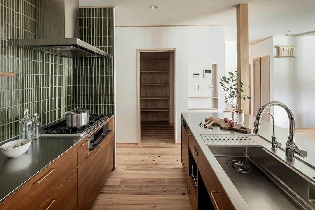 株式会社アート・宙さんのインスタグラム写真 - (株式会社アート・宙Instagram)「～素敵なキッチン空間～  #藤岡木工所　さんのオーダーキッチンと背面のタイルがとっても素敵なお家。 家の雰囲気と合った素敵なキッチンになりました。  ———————————————. 住宅事例をもっと見る @artsora.hp ———————————————. "心と体が健やかな暮らしを実現"  アート・宙の家とは？ ■熊野の無垢材や国産の珪藻土など、自然素材100%の美しい家 ■自然エネルギーを活用し、快適な住環境を実現するエアパス工法の家 ■世代を超え長く快適に暮らせる「長期優良住宅」 ■無垢材を使った造り付け家具のある家 ■時短家事が叶う家事楽動線、家族のコミュニケーションが生まれる動線の家 ■腕の良い大工や職人が手仕事で完成させる家 ———————————————. #オーダーメイドキッチン #オーダーキッチン　#キッチン #オーダーメイド家具 #造作キッチン　#アイランドキッチン　#キッチン背面収納　#キッチンタイル貼り 　#造作家具 #マイホーム計画 #マイホーム　#木の家 #無垢の家　#家づくり計画　#アート宙 　 2日前」8月23日 18時00分 - artsora.hp