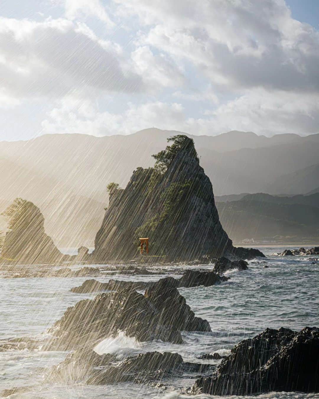のインスタグラム：「. Emerging from the waves, Benten-jima is a sacred islet just off the Ojaura seashore.  📸 @saigont528 📍 Benten-jima Island, Wakayama . . . . . #discoverjapan #unknownjapan #instajapan #insta_wakayama #landscape #japan #japantrip #japantravel #beautifuldestinations #wakayama #wakayamagram #explore #adventure #visitwakayama #travelsoon #travelfromhome #travelgram #stayadventurous #igpassport #explorejapan #lonelyplanet #oceanviews #coastalscenery #coastalliving bentenjima #sacredisland #bentenshrine #geopark #tectonicfold #islets #ojaura」