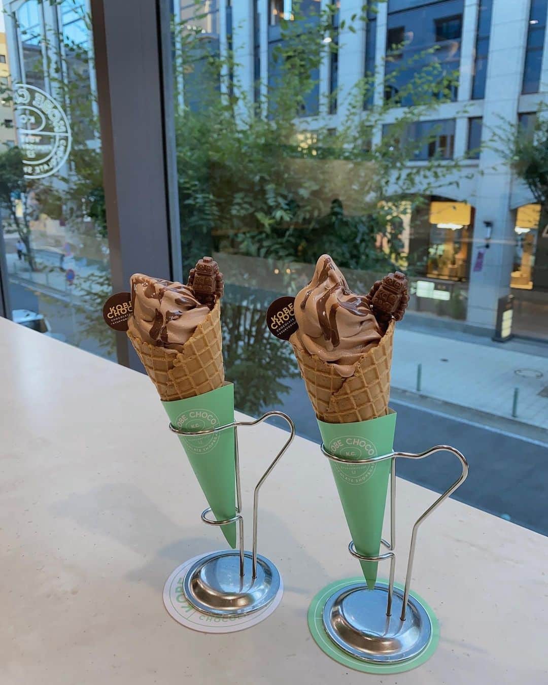 のインスタグラム：「・ KOBE CHOCO🍫🤖  #元町カフェ#旧居留地#kobechoco#神戸チョコ#チョコレート専門店」