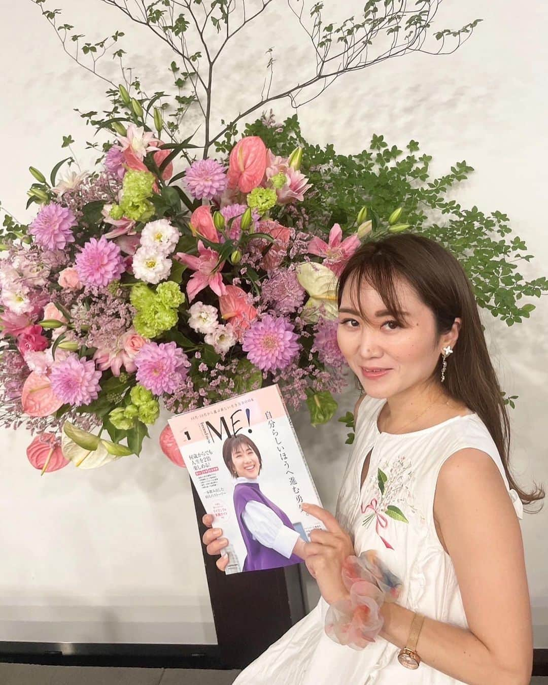 Miku Hirata 平田未来さんのインスタグラム写真 - (Miku Hirata 平田未来Instagram)「KADOKAWAの主催イベント 「brand new ME！ 40代・50代から選ぶ新しい生き方 」MOOK刊行記念オープニングイベントに参加してきました✨  テーマはズバリ！ 40～50代女性向けライフシフトで ためになるお話がたくさん聞けました🩷  河野純子(ライフシフト・ジャパン取締役CMO）さんのお話から始まり  平野ノラ(お笑いタレント)さん(進行役：星野卓也) 細川モモ(予防医療・栄養コンサルタント）さん 山口路子(ハンドメイドリボン協会代表)さんと 各界の著名な方ばかり！  平野さんの断捨離と人生の転換期のお話はとてもためになりました✨  また、細川さんの 原始体験のお話は 自分の人生のスタートや今やっていること、 またこれからの人生の動機づけにもなりました🥰  特に印象的だったのは 「幸せのメカニズム」です✨  原始体験により突き動かされ、 自分を活かして人に喜んでもらえること また、好きを極めて仕事にすることと は幸福度はさほど変わらないこと  他人の幸せのために行動することで、 幸福度がより高くなるということがあるそうです🩷  ライフワークを考える上で、欠かせないテーマなので  実体験をもとに 様々な体験を語ってくださり メモを取る手も止まりませんでした！  また、山口さんのお話も 紆余曲折を経ていまのお仕事があるということが みにしみて分かりました！  華やかな世界の裏側の苦労も伺えました。  私自身の今後の目標や 今現在取り組んでいることへの 新たな気持ちの切り替えのような きっかけとなったように思えます！  MOOK本も購入したのでじっくり 読んでみようと思います📕 また、嬉しい サンプル詰め合わせの配布もありました✨  #ライフシフト #働き方 #生き方 #副業探し #転職 #女性の人生 #海外移住 #ミドサーの生き方 #アラフォーの生き方 #アラフィフ転換期 #人生を考える　 #PR #柚希礼音　#カータン #平野ノラ #山口路子 #細川モモ　#河野純子 #baseq」8月23日 18時01分 - miku.hirata