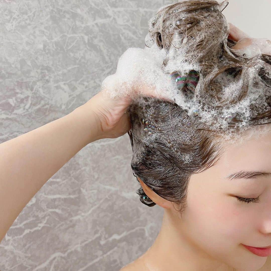伊藤りかさんのインスタグラム写真 - (伊藤りかInstagram)「． とぅるん、とぅるん💇🏻‍♀️✨⁡ 毎日、バタバタ忙しく⁡ 髪の毛のケアまで全然出来てないけど、毎日楽しい！🤍⁡ *⁡ 毛先までするするの指通り/ツヤ髪が期待できる⁡ @essential_jp リペアシャンプー＆リペアコンディショナーˊ˗⁡ 洗った瞬間のクリーミーなモチモチ泡といい香り🫧⁡ すすいだ瞬間のとぅるとぅるな手触り、⁡ お風呂上りのつるサラ感がやみつき😍🫰🏻⁡ *⁡ 息子とのお風呂時間は、⁡ 自分のことをサクッと終わらすのですが⁡ しっかりケアされてるかのような手触りに𓂃⁡ *⁡ 韓国コスメのようなくすみカラーデザインは、⁡ バスルームに馴染んで女子力も上がる⤴︎⤴︎🚿🩵⁡ *⁡ #PR #エッセンシャル #男の子ママ #兄弟ママ #幼稚園ママ #妊婦 #妊婦コーデ #妊婦健診 #妊婦生活 #ヘアアレンジ #ヘアケア #シャンプー #リペアシャンプー #ストレートヘア #4歳差育児 #伊藤りか #snsクリエイター」8月23日 18時04分 - rrrika.i