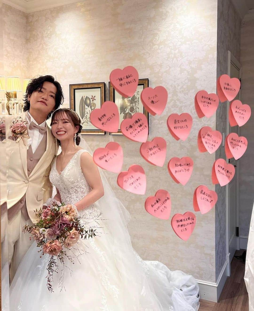 ハナユメのインスタグラム：「ご新郎さまへのハート付箋サプライズ💗 ⁡ 実はこれ、結婚式当日ではなく前撮りでのサプライズ📸カラードレスへチェンジをする時に、プランナーさんに協力いただき鏡に貼っていただいたそう🪞 ⁡ 普段泣かないご新郎様も涙を流す、素敵な演出になりました✨ ⁡ ▶place：@heart_court_wedding ▶dress： @sustaina_dress ▶tuxedo： @tuxedostation ⁡ *…*…*…*…*…*…*…*…*…*…*…*… ⁡ 📷photo by @at.wedding2022 さん 素敵なお写真ありがとうございました🙇‍♀️ ⁡ *…*…*…*…*…*…*…*…*…*…*…*… ⁡ 💎ハナユメに幸せをシェアしてね #ハナユメ を付けて投稿してくださった方はご紹介させていただくかも！@hanayume_wedding　フォロー・コメントお待ちしています🙌🏻💕 ⁡ 💎式場探しに迷ったらハナユメ♡ こんな素敵な結婚式をしたい！と思ったら、ハナユメにお任せ💛ハナユメウエディングデスクでアドバイザーに相談してみてね💁‍♀️💓投稿を保存して、アドバイザーに見せるとスムーズですよ✨ ⁡ 💎ハナユメが叶えたいこと 叶えたいのは「1組でも多くのカップル様に理想の結婚式のきっかけを」皆さまのお力になれるよう全力でサポートします🕊 ⁡ #ハナユメ#ハート付箋 #新郎サプライズ #結婚式当日レポ #前撮り #結婚式サプライズ」