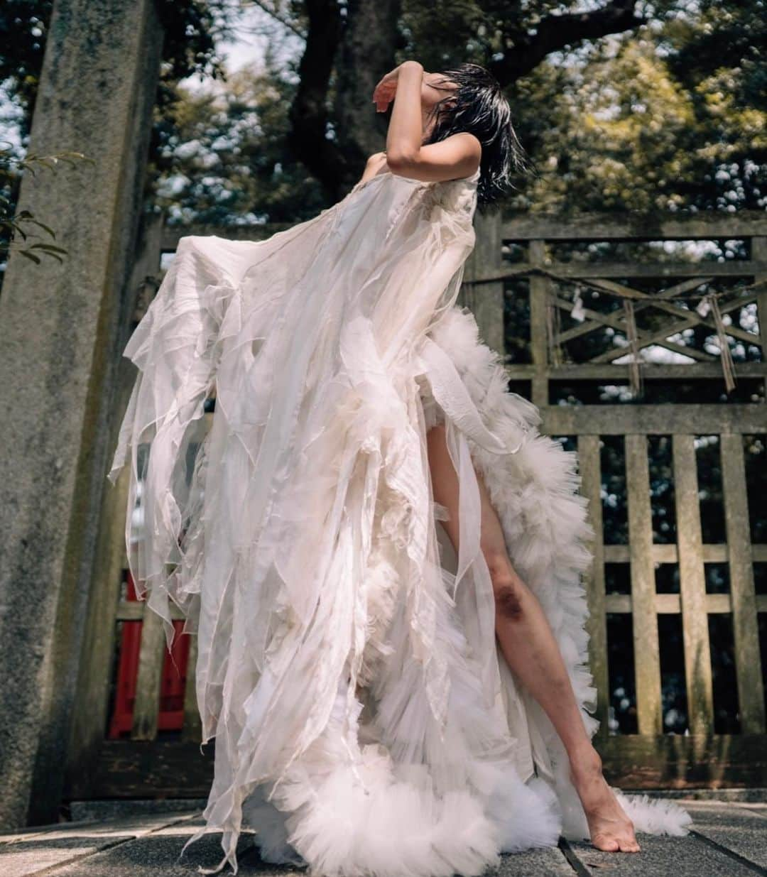 ARAKI SHIROさんのインスタグラム写真 - (ARAKI SHIROInstagram)「-What happened to us at the Shrine in hot summer.(white layered dress ver.) . . . #emergingdesigner #upnextdesigner #dazedanddiscovered  #alwaysupportalent  #ARAKISHIRO #アラキシロウ」8月23日 18時15分 - arakishiro